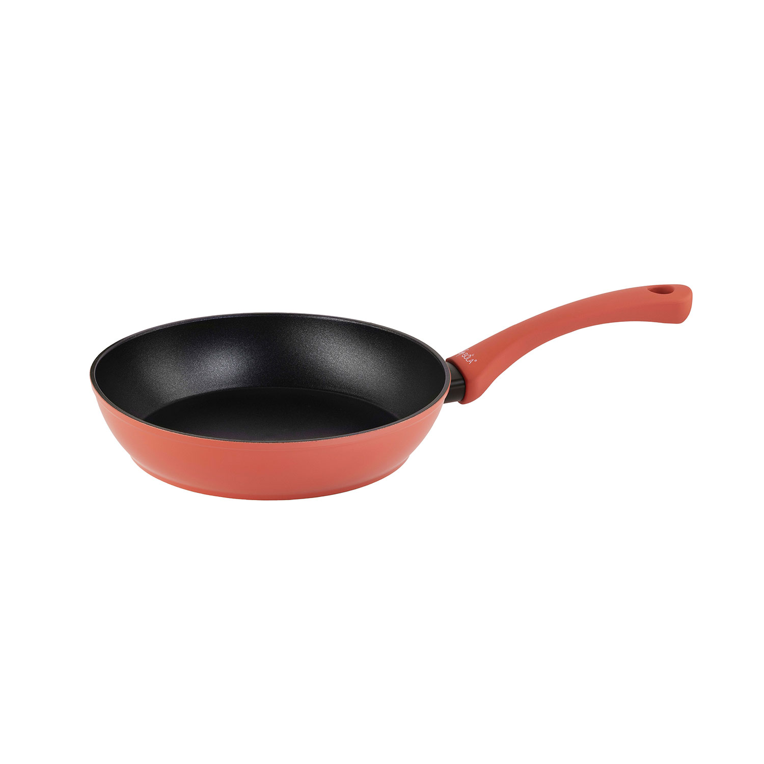 Una sartén roja con interior negro sobre fondo blanco. El mango también es rojo.