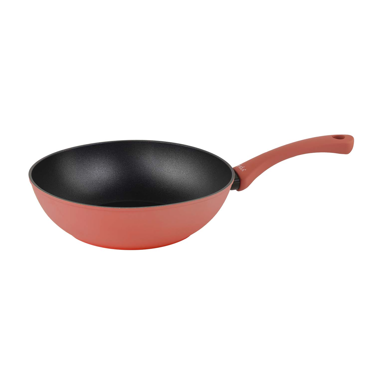 Un wok rojo con interior negro y mango rojo, colocado sobre un fondo blanco.