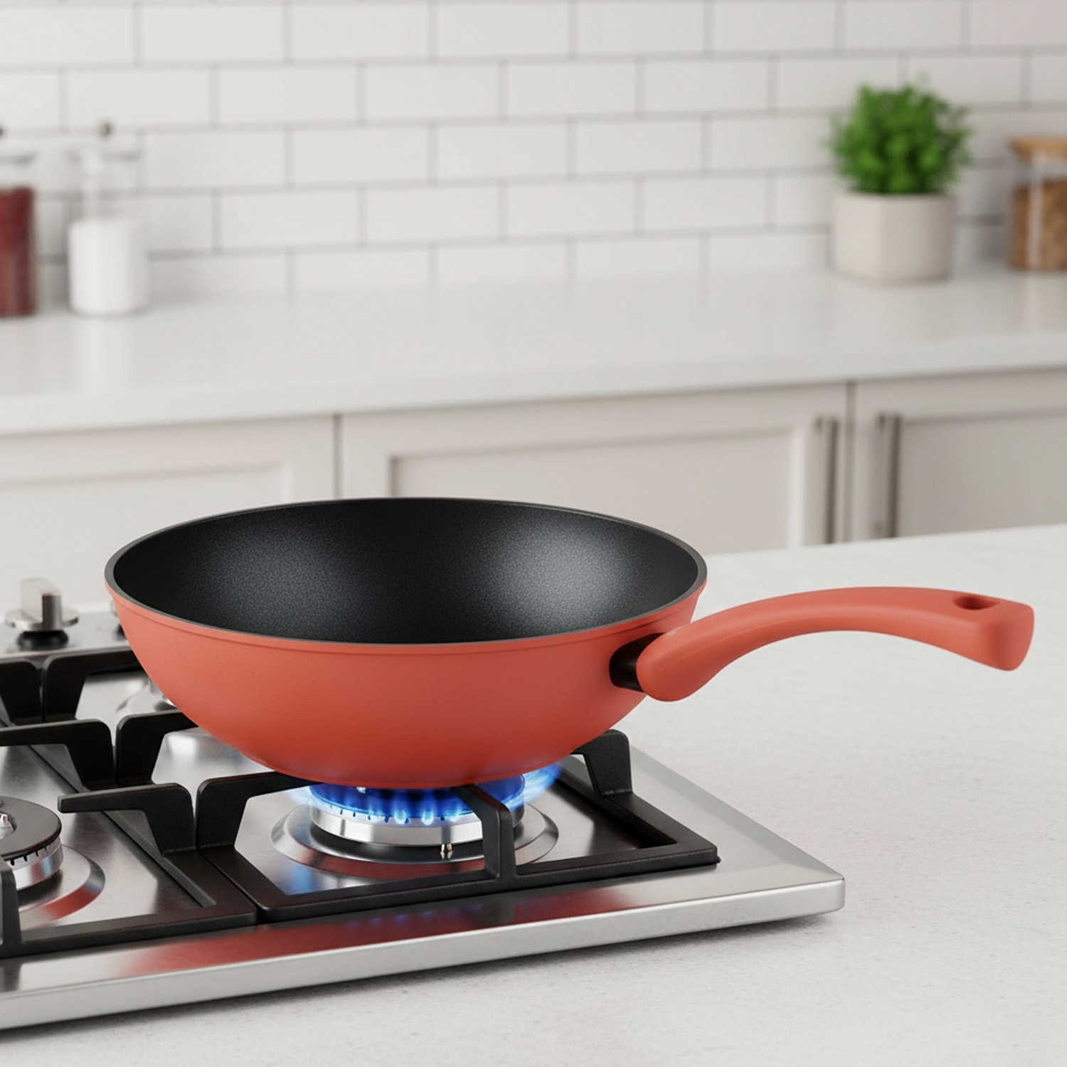 Un wok naranja sobre una cocina de gas con llamas azules. Fondo de cocina blanco con una planta y frascos.