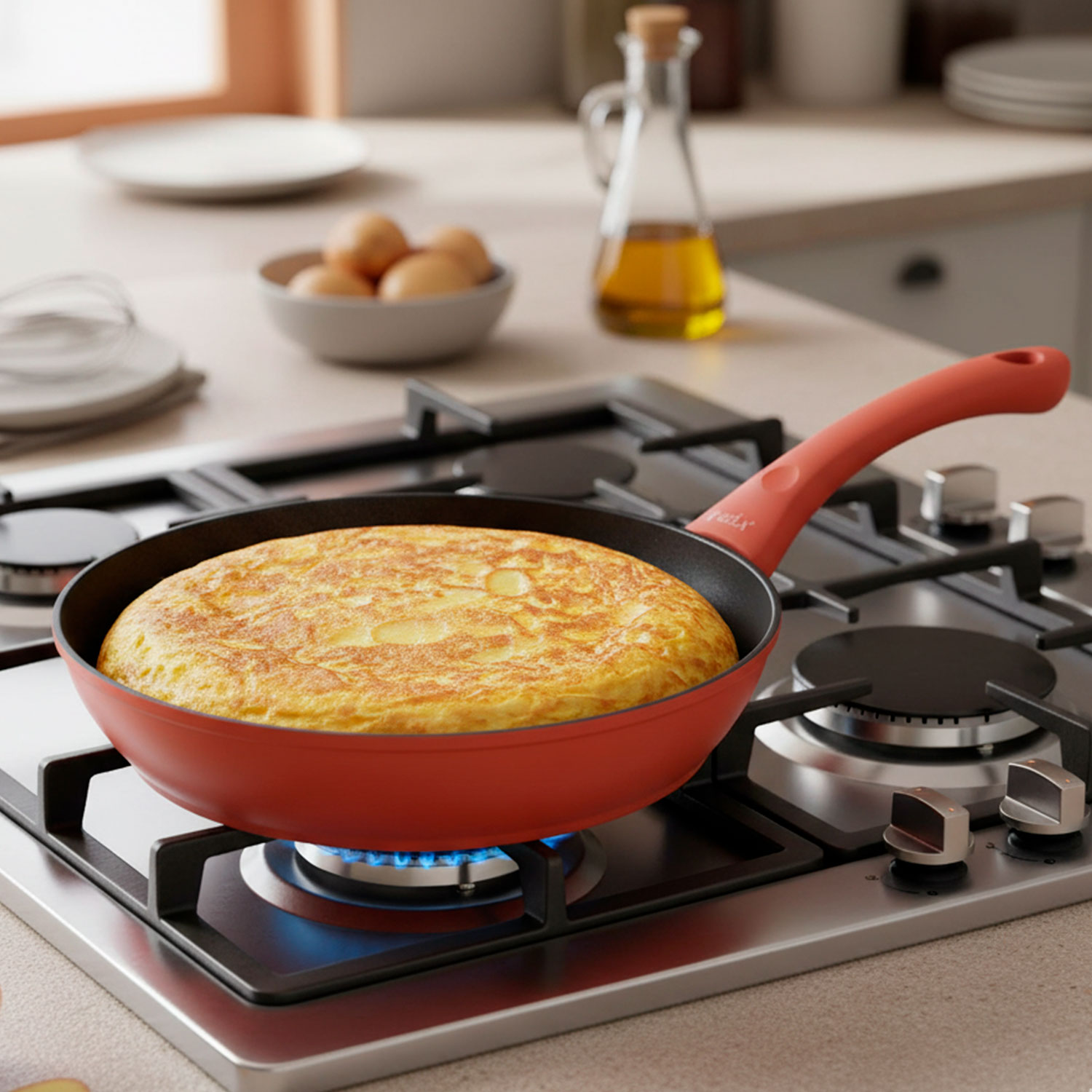 Una sartén roja con tortilla española en una estufa de gas. Huevos, aceite y platos en el fondo.