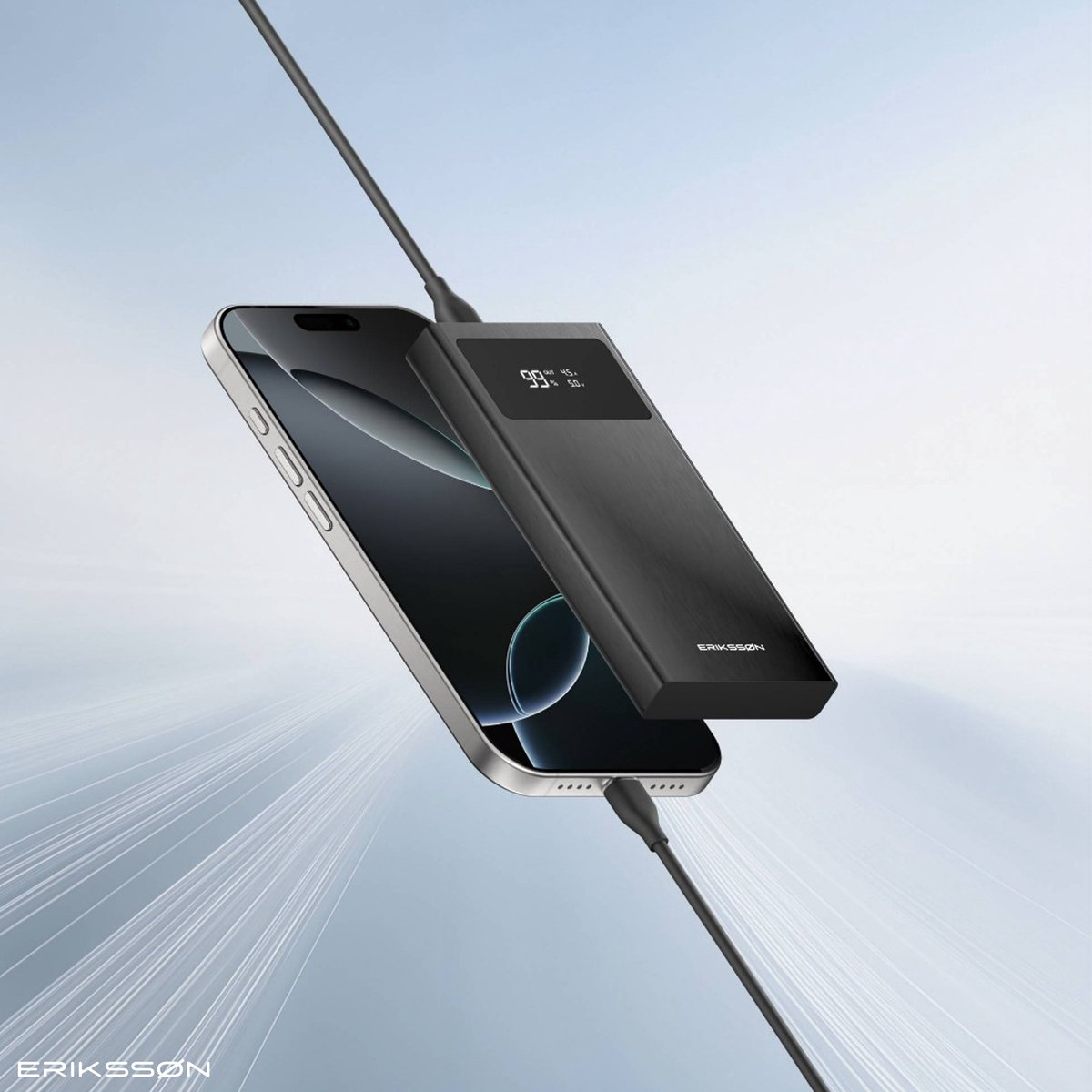 Een telefoon wordt opgeladen door een zwarte powerbank. De powerbank heeft een display met batterijpercentage. Kabels verbinden de apparaten.