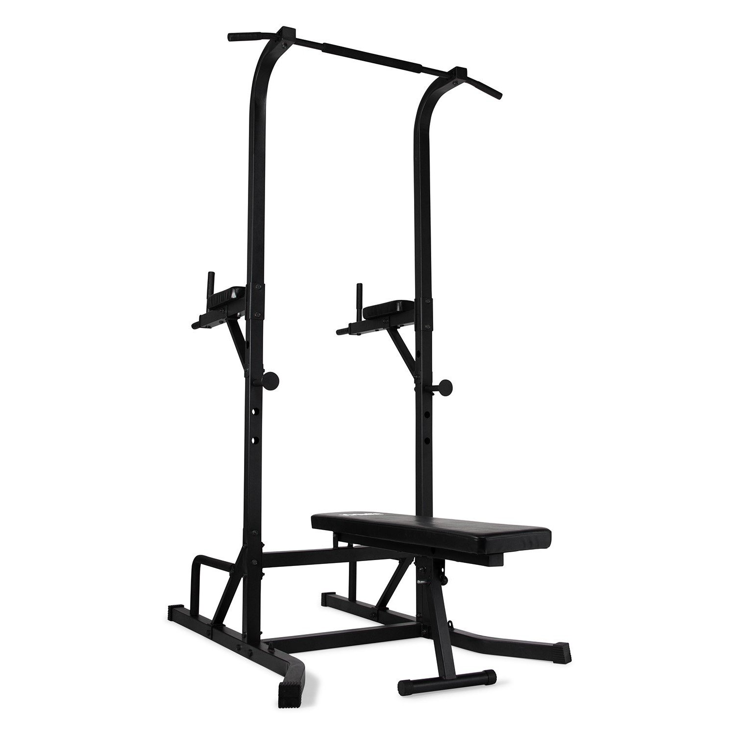 Eine schwarze Multi-Station-Trainingsmaschine. Sie umfasst eine Klimmzugstange, Dip-Bars und eine Bank. Der Hintergrund ist weiß.