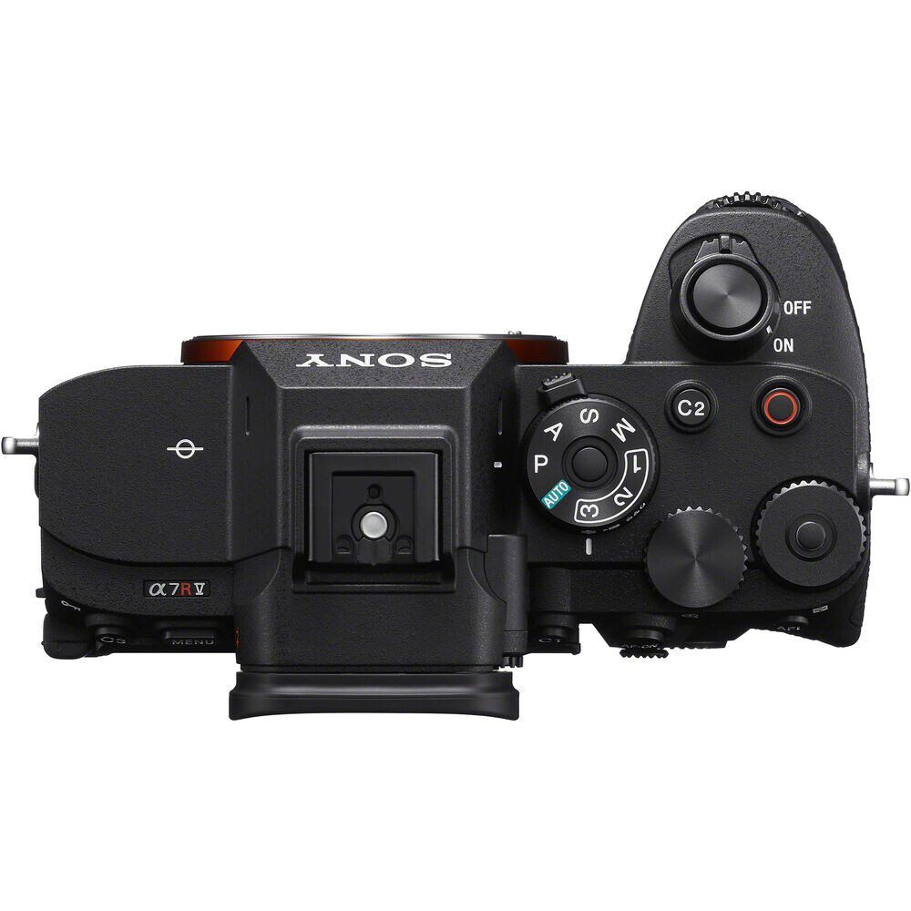 Siyah Sony Alpha kameranın üstten görünümü. Kontroller arasında kadranlar, düğmeler ve bir mod seçici bulunur.