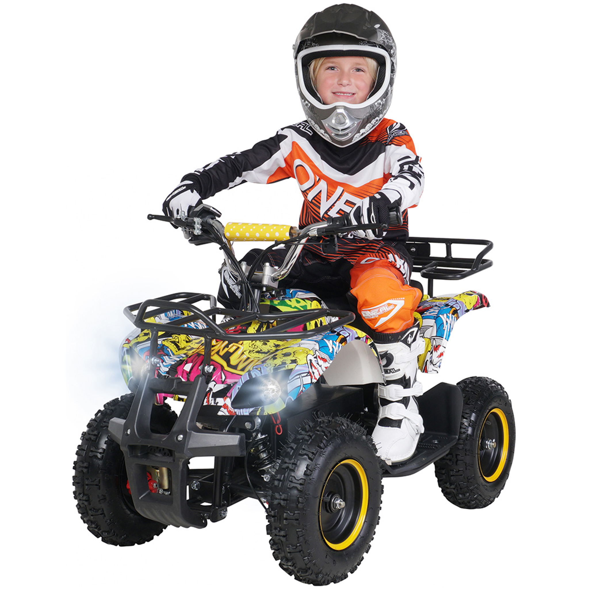Ein Kind in Schutzkleidung sitzt auf einem bunten ATV. Sie tragen einen Helm und Schutzkleidung und sind bereit zum Fahren.