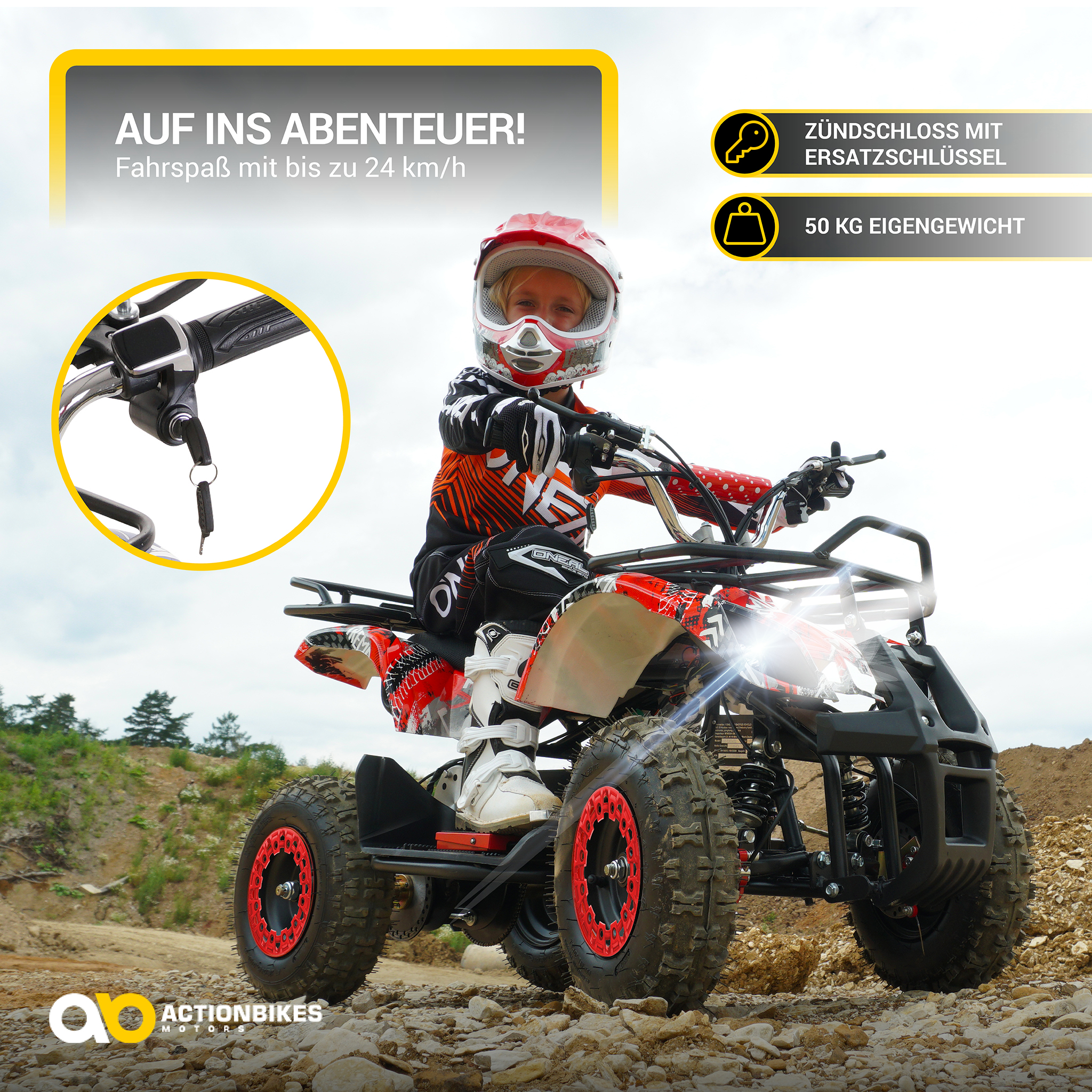 Ein Kind auf einem roten ATV. Das ATV hat schwarze Räder mit roten Akzenten. Das Kind trägt einen roten Helm.