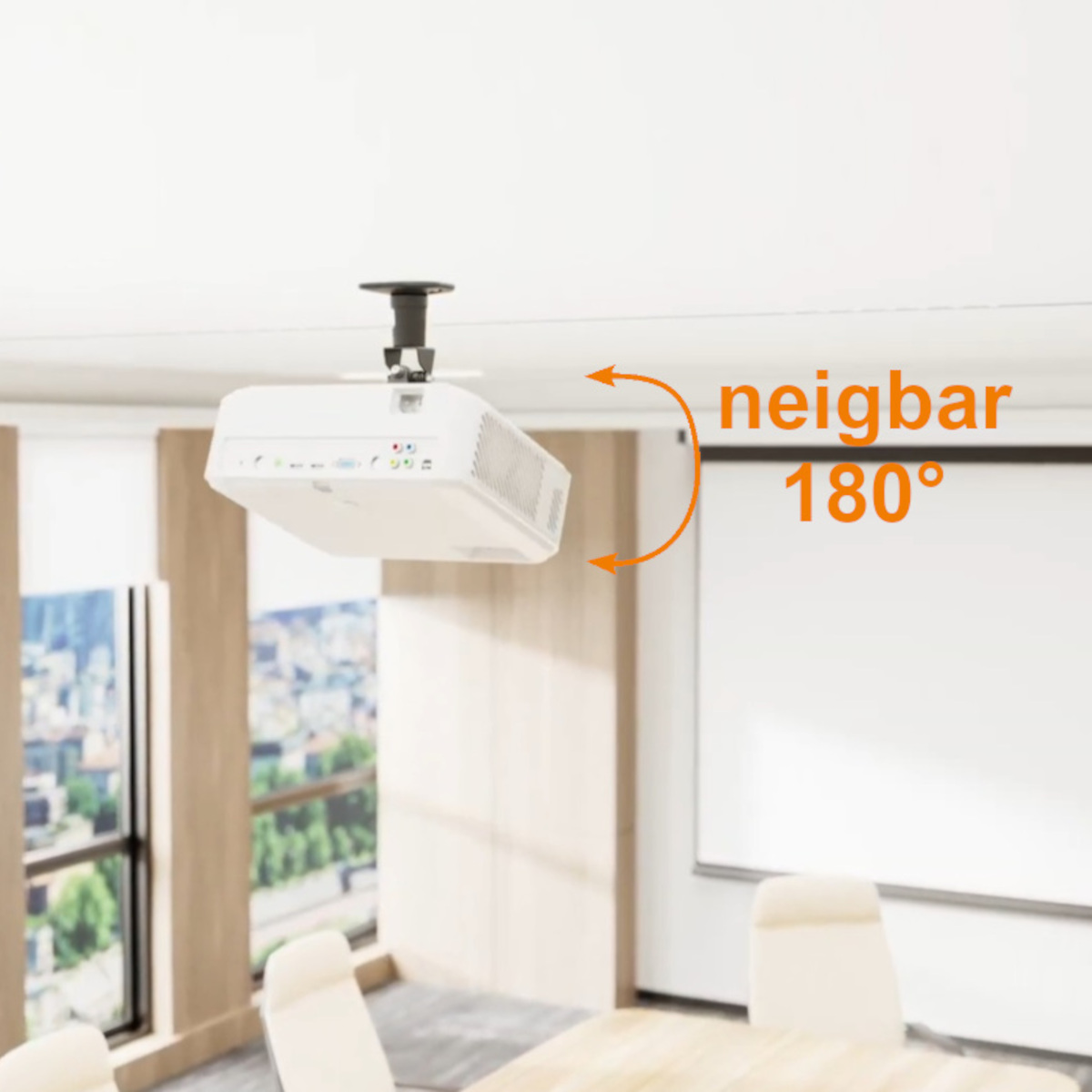 Ein weißer Projektor ist an der Decke montiert. Ein orangefarbener Pfeil zeigt eine 180-Grad-Drehung an. Im Hintergrund befinden sich eine Leinwand und Stühle.