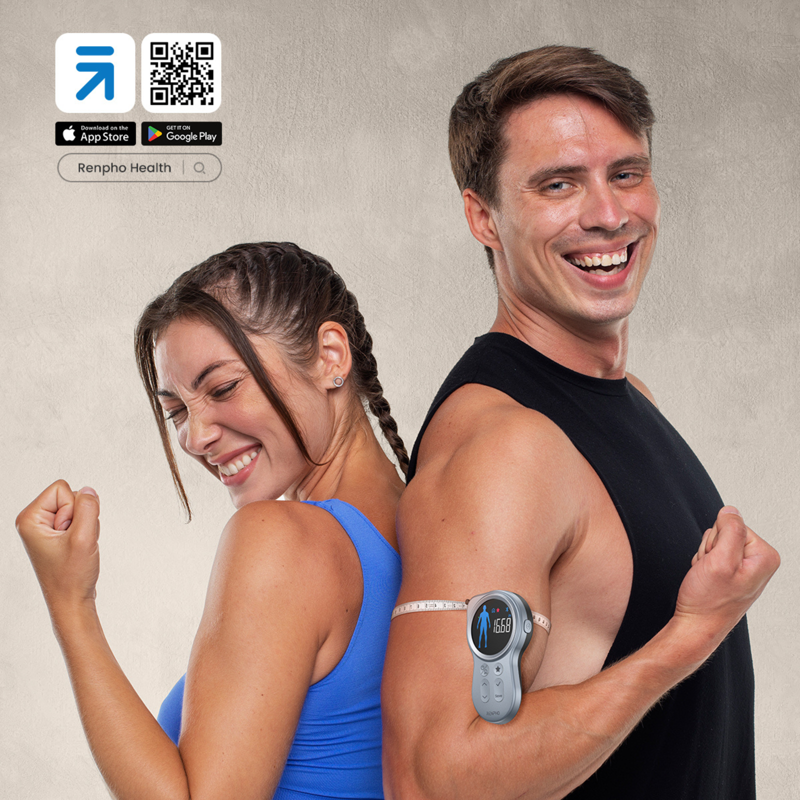 Ein Mann und eine Frau stehen Rücken an Rücken und lächeln. Ein Gerät misst den Arm des Mannes. App-Logos oben links.