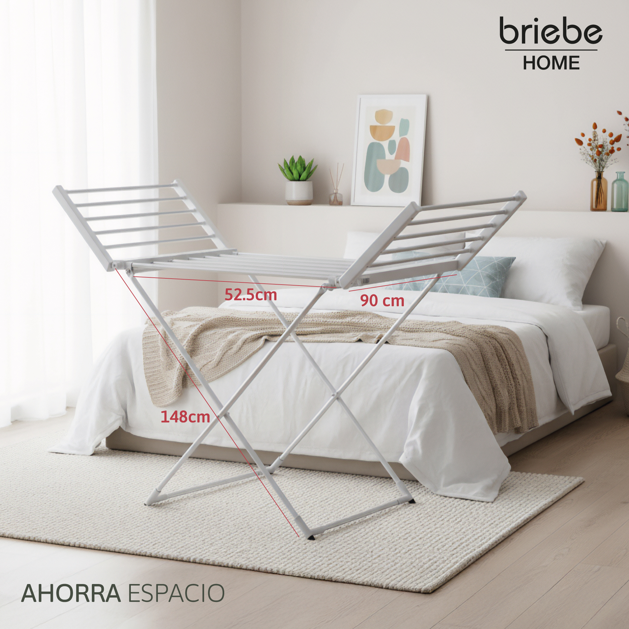 Un tendedero blanco está en un dormitorio. Una cama con ropa de cama blanca y una alfombra beige están en la habitación.