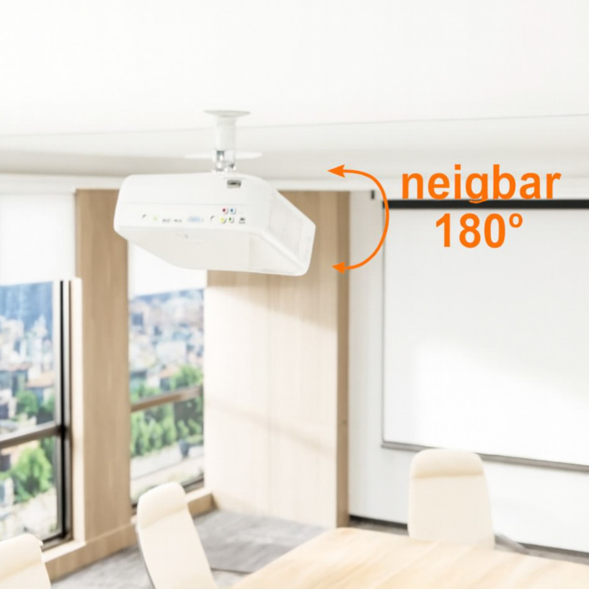 Ein weißer Projektor ist an der Decke montiert. Im Hintergrund eines hell beleuchteten Konferenzraums befinden sich eine Tafel und Stühle.