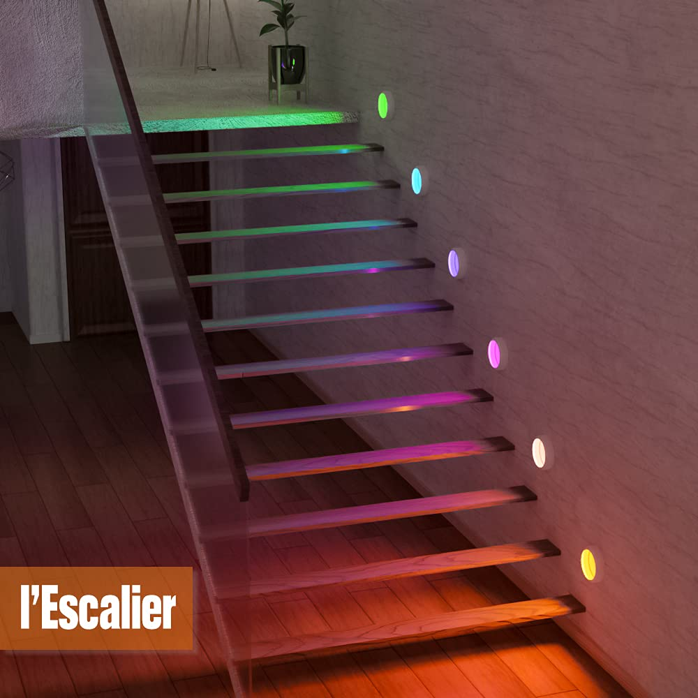 Eine moderne Treppe mit bunten Lichtern. Die Stufen sind in verschiedenen Farben beleuchtet. Auf der Treppe steht eine Pflanze.