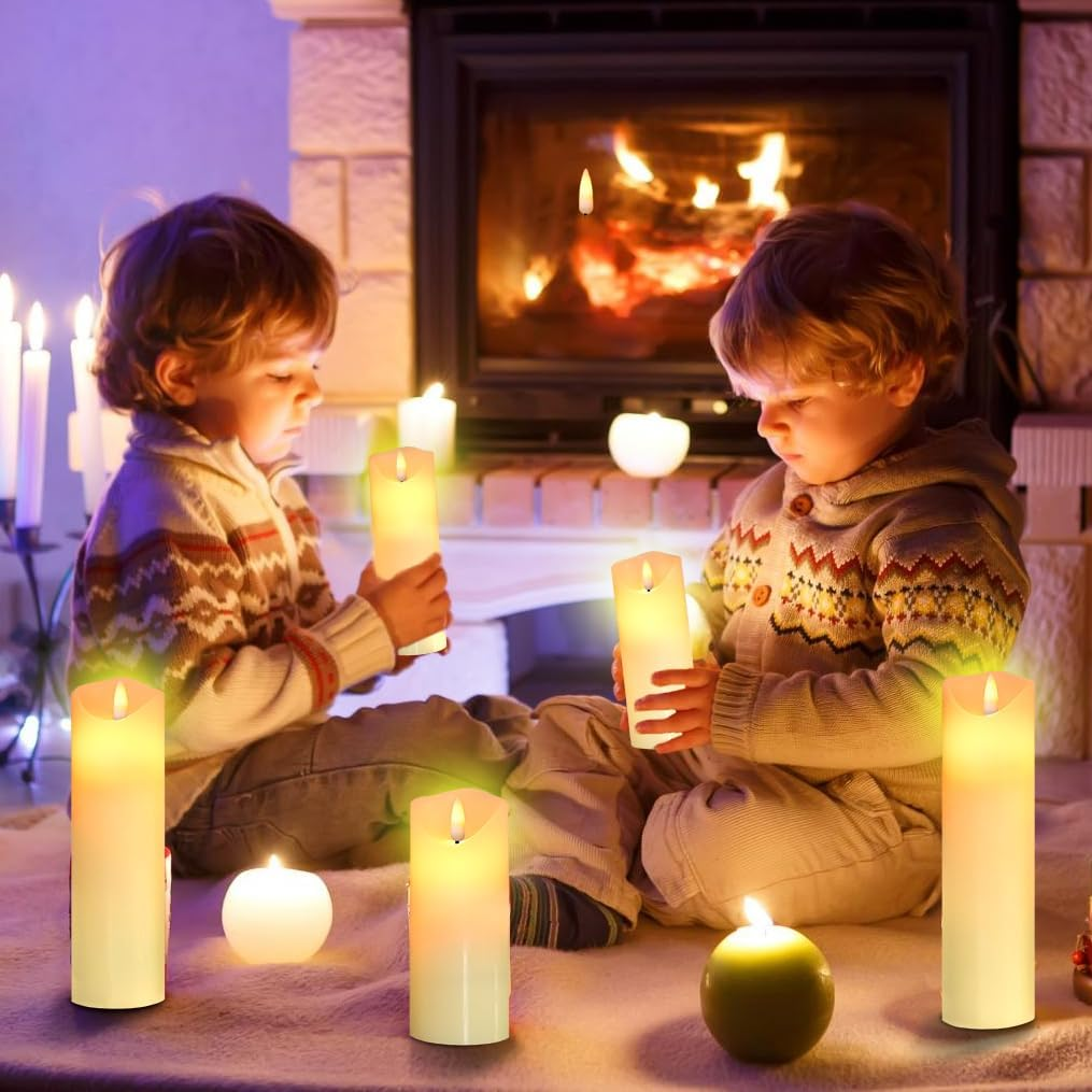 Zwei Kinder sitzen mit Kerzen in der Nähe eines Kamins. Mehrere brennende Kerzen und ein Feuer sind im Hintergrund.