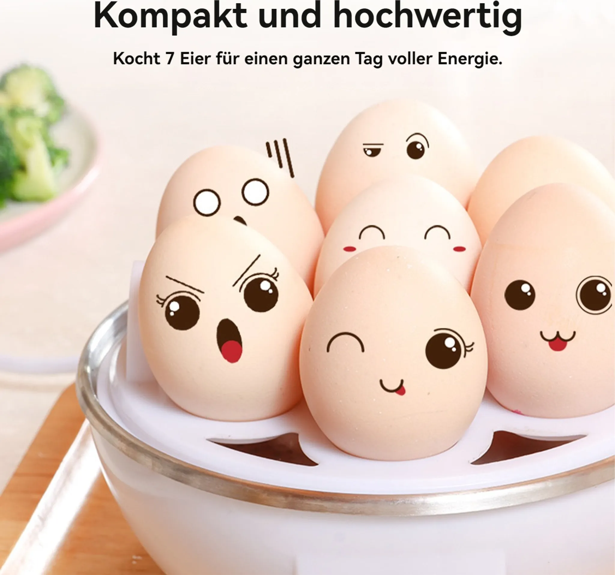 Sieben Eier mit Gesichtern in einem Kochgerät. Brokkoli im Hintergrund. Die Eier haben lustige Gesichter.