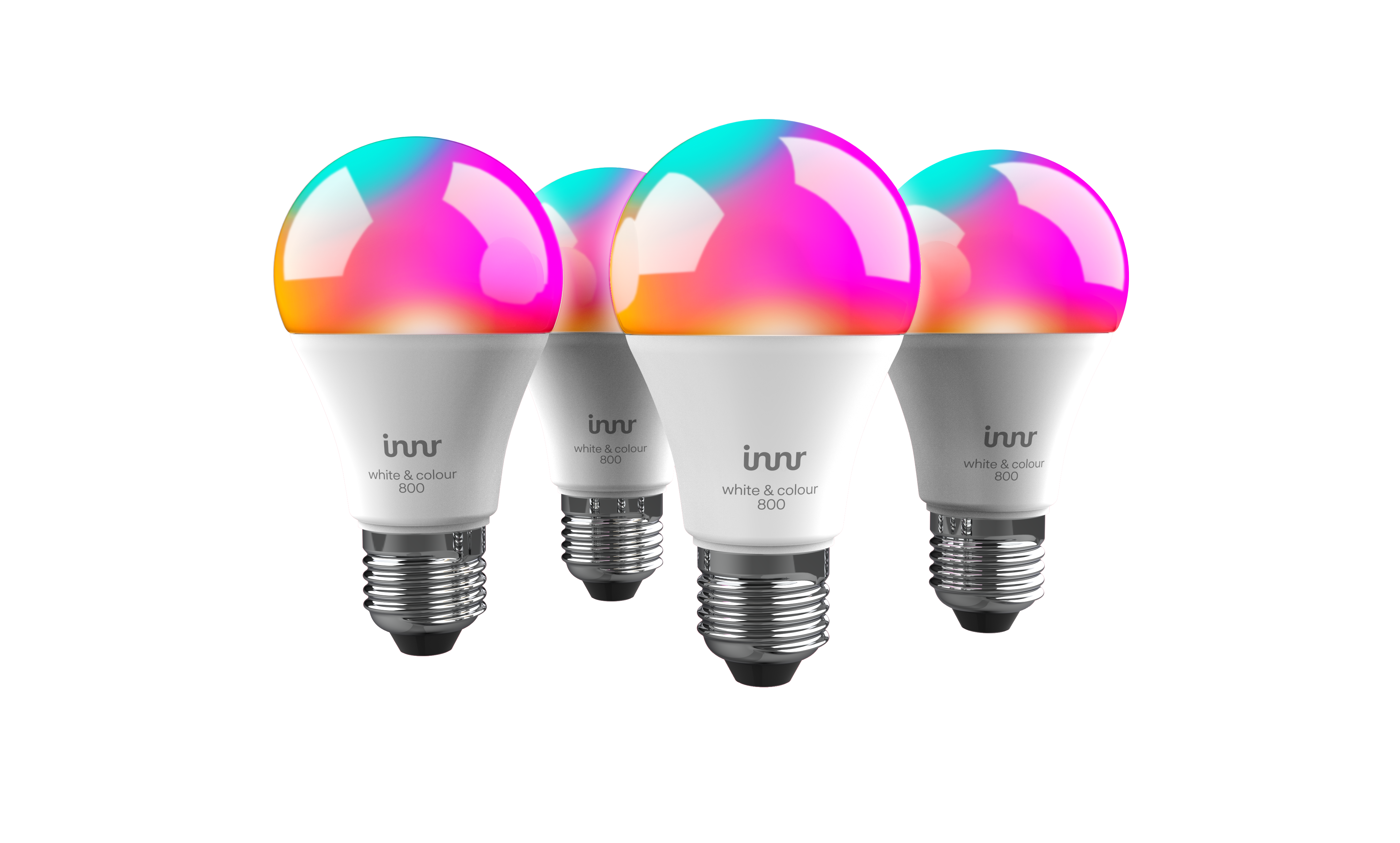 Quatre ampoules LED intelligentes blanches et colorées avec un effet dégradé sur le dessus sur fond noir.