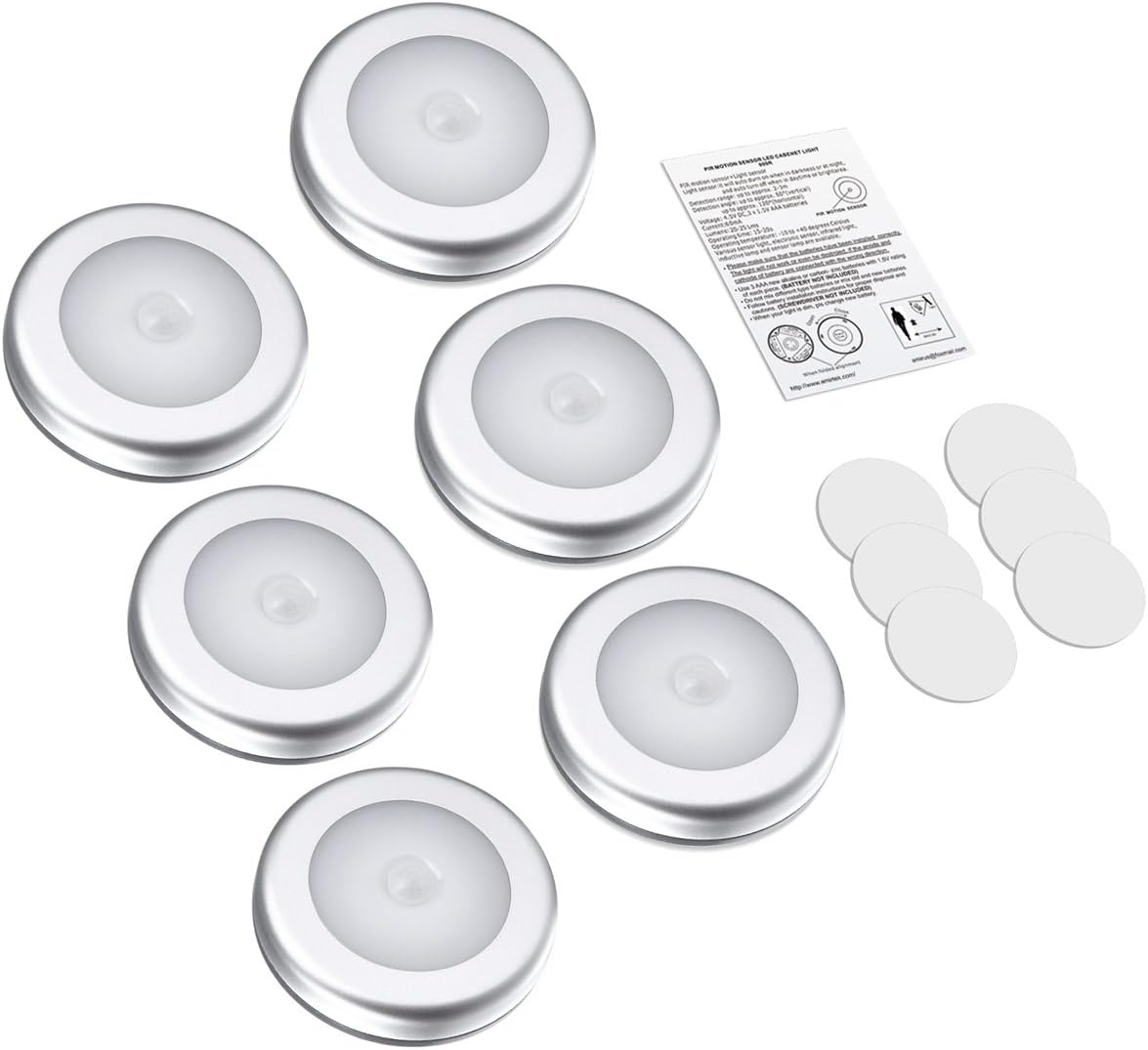 Sieben silberne LED-Leuchten mit weißen Zentren, einige Klebepads und ein Anleitungsblatt auf einer weißen Oberfläche.