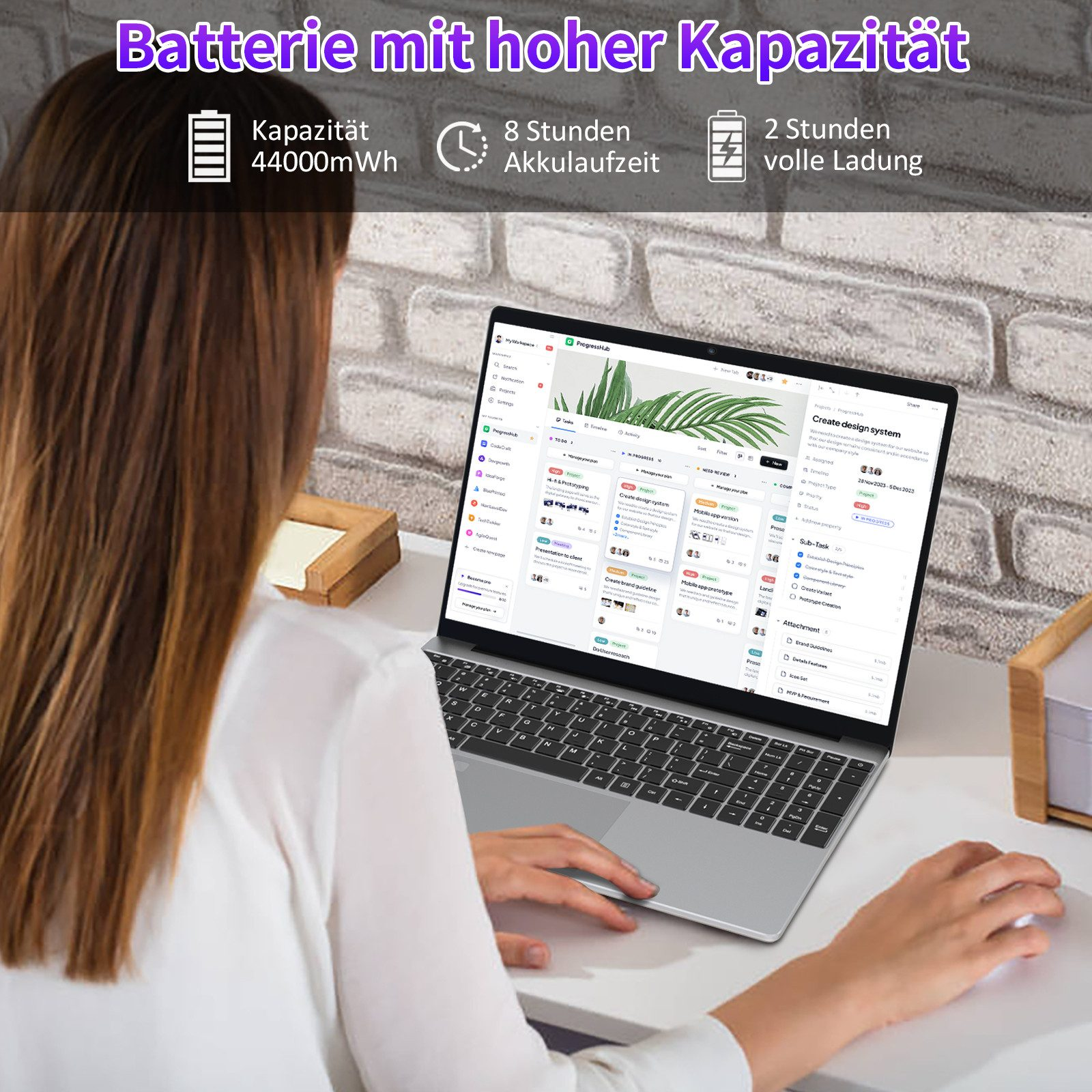 Eine Frau benutzt einen Laptop. Der Bildschirm zeigt eine Projektmanagement-Oberfläche. Akkuinfo oben. 44000mAh.