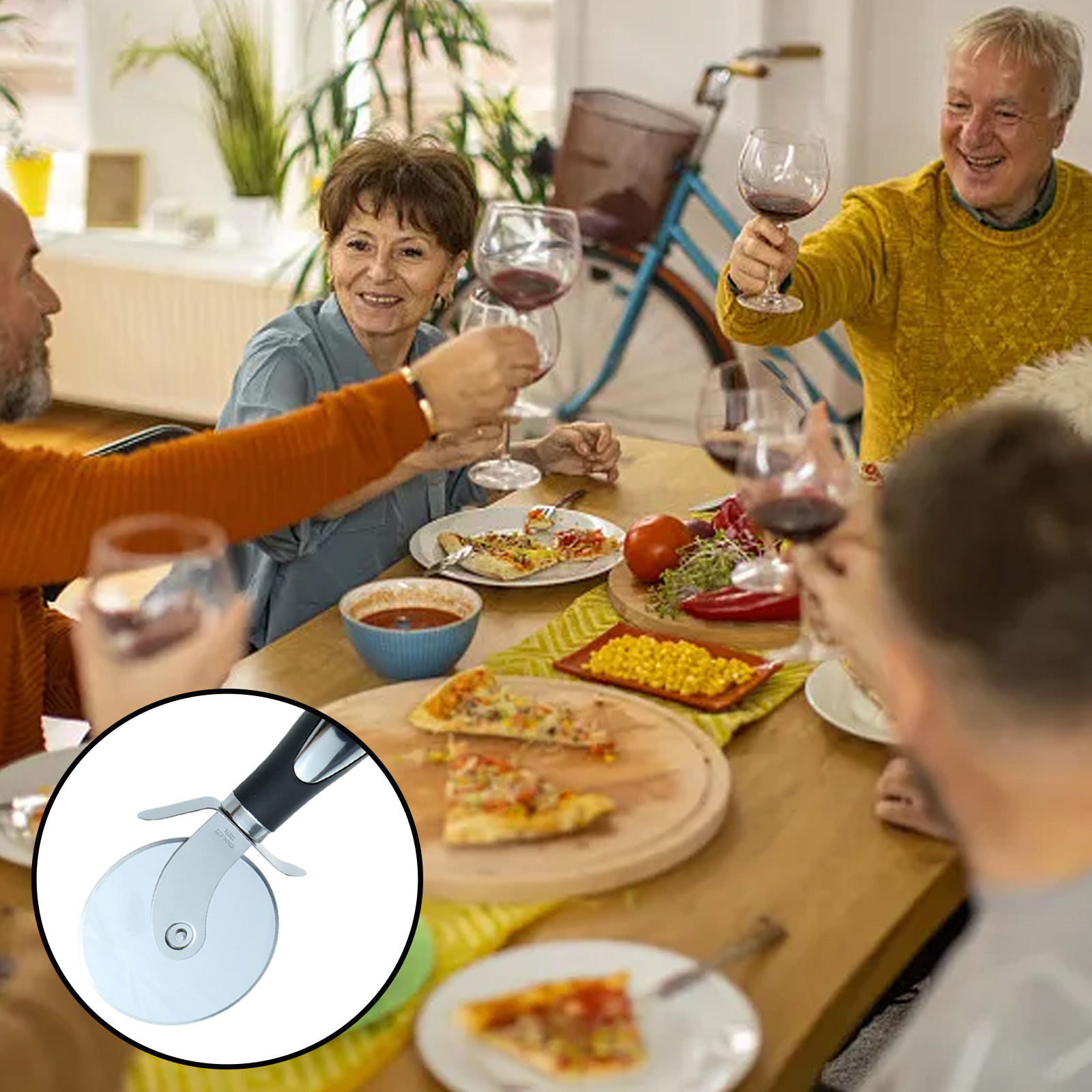 Menschen stoßen mit Weingläsern an einem Tisch mit Pizza an. Ein Pizzaschneider ist im Vordergrund.