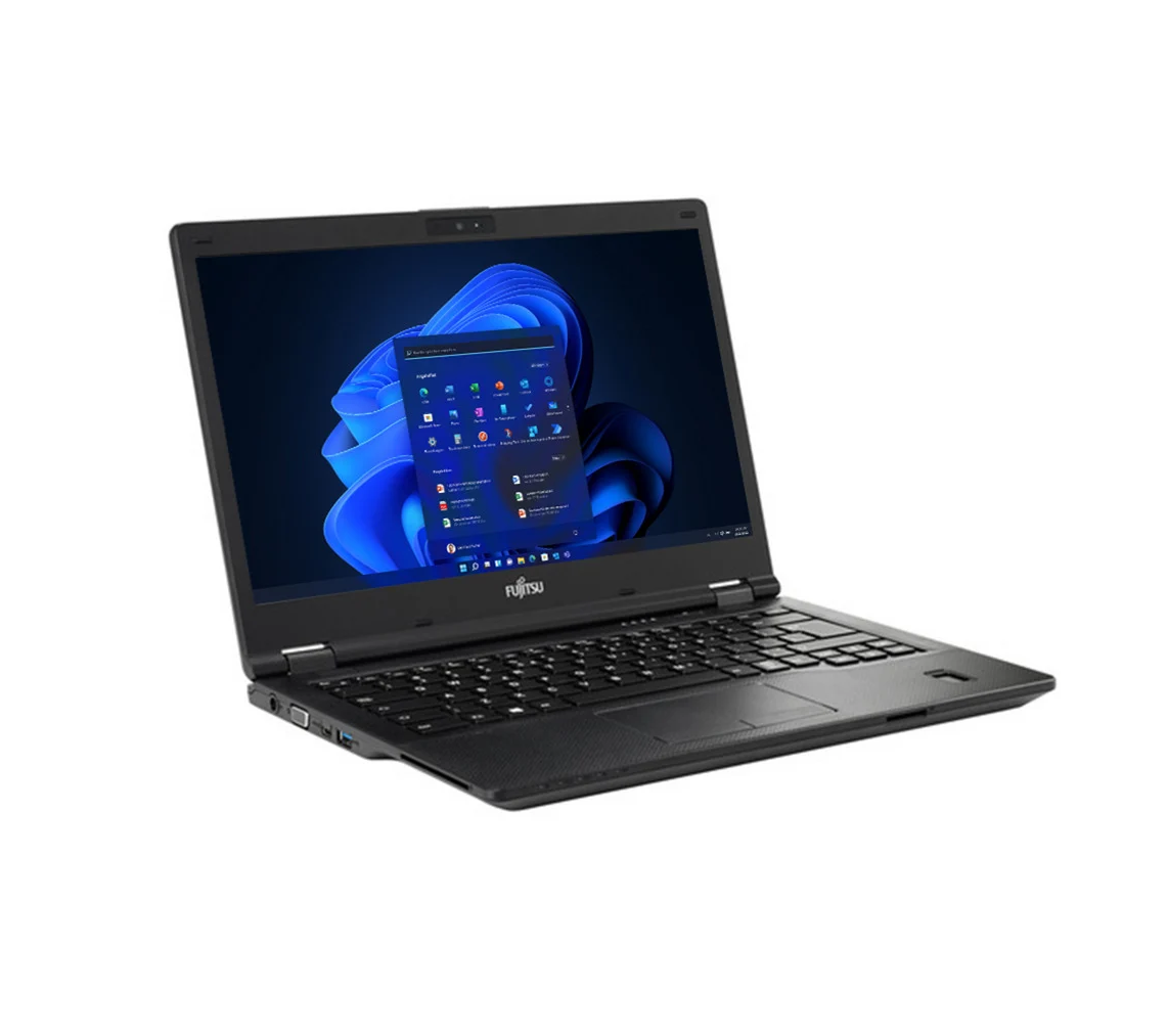 Schwarzer Fujitsu-Laptop, geöffnet, zeigt die Windows 11-Oberfläche. Tastatur und Touchpad sind sichtbar. Der Hintergrund ist weiß.