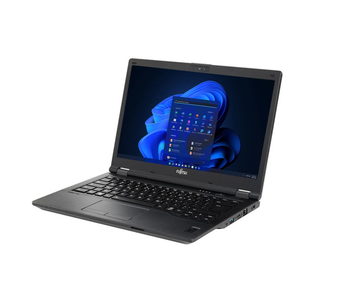 Schwarzer Fujitsu-Laptop, geöffnet auf weißem Hintergrund. Der Bildschirm zeigt die Windows-Oberfläche mit blauem Hintergrund.