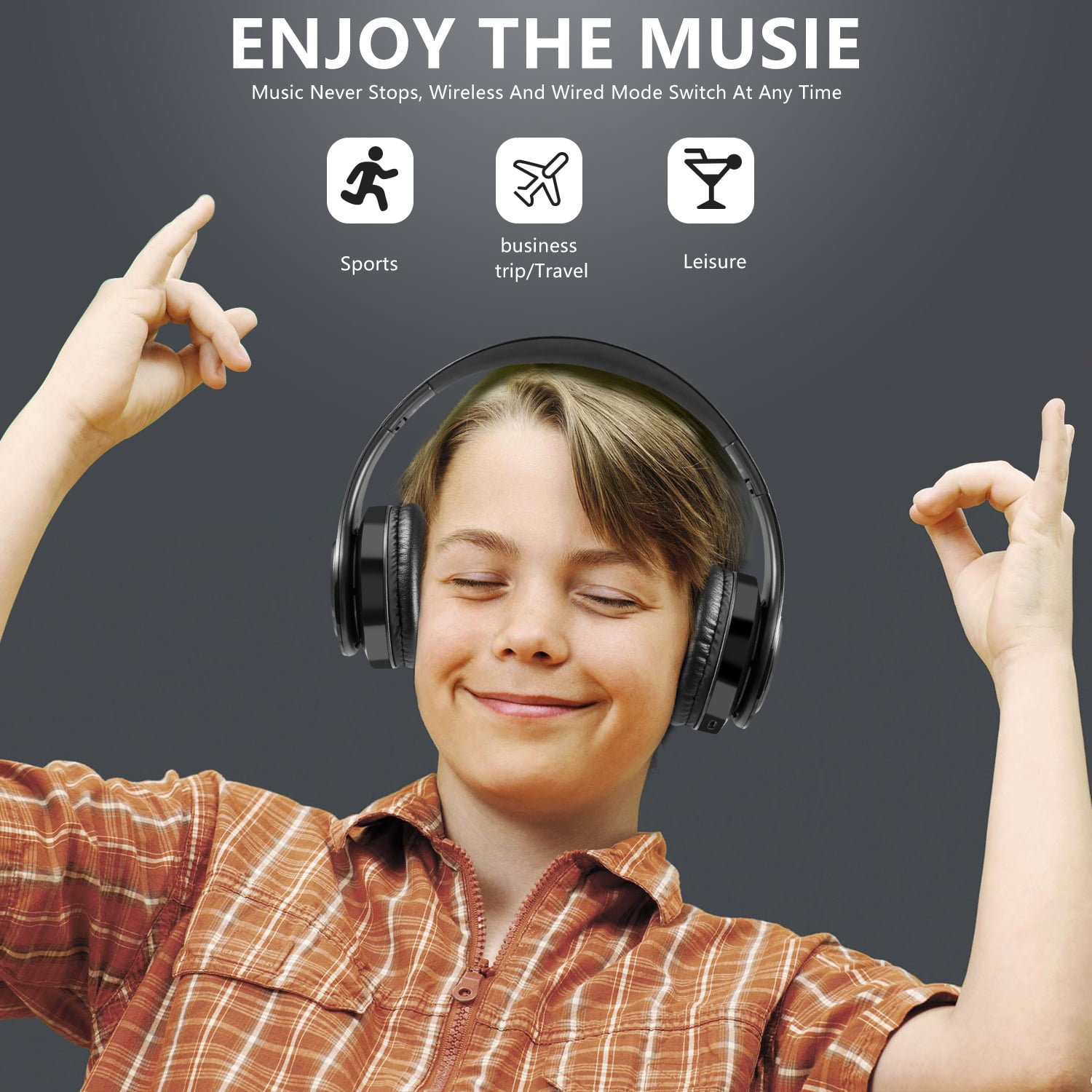 Ein Junge mit Kopfhörern lächelt und hebt die Hände. Text oben: Genieße die Musik. Symbole: Sport, Reisen, Freizeit.