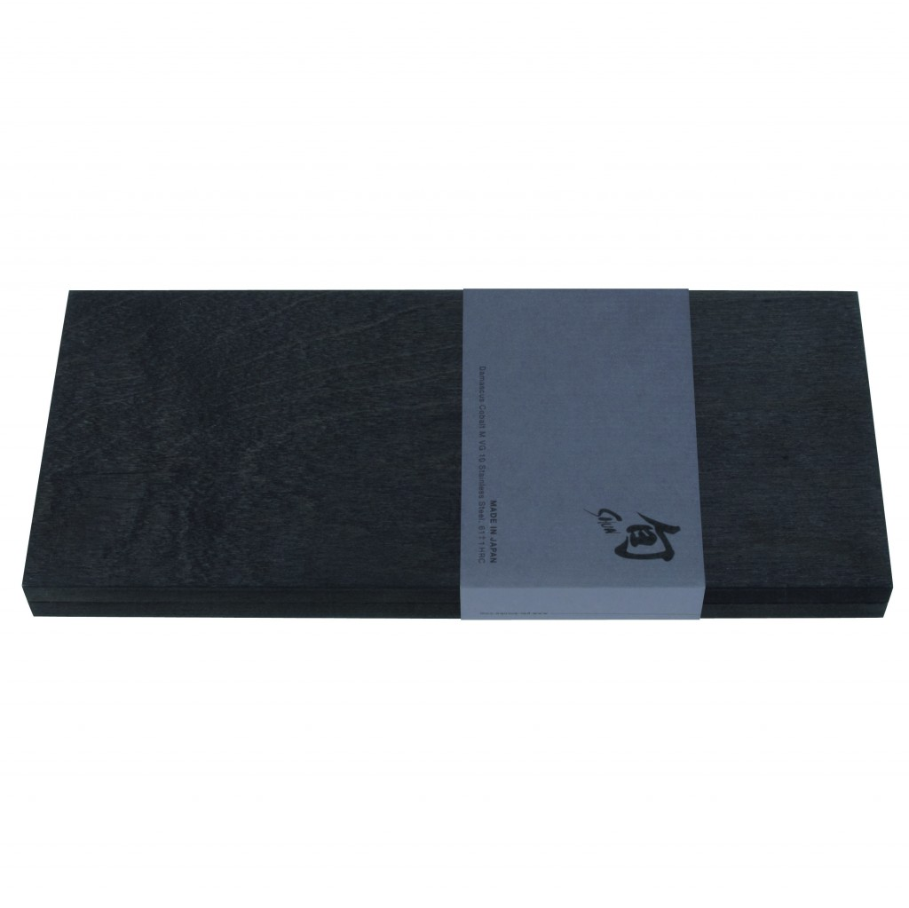 Ciemne drewniane pudełko z szarą opaską. Opaska zawiera tekst i logo.