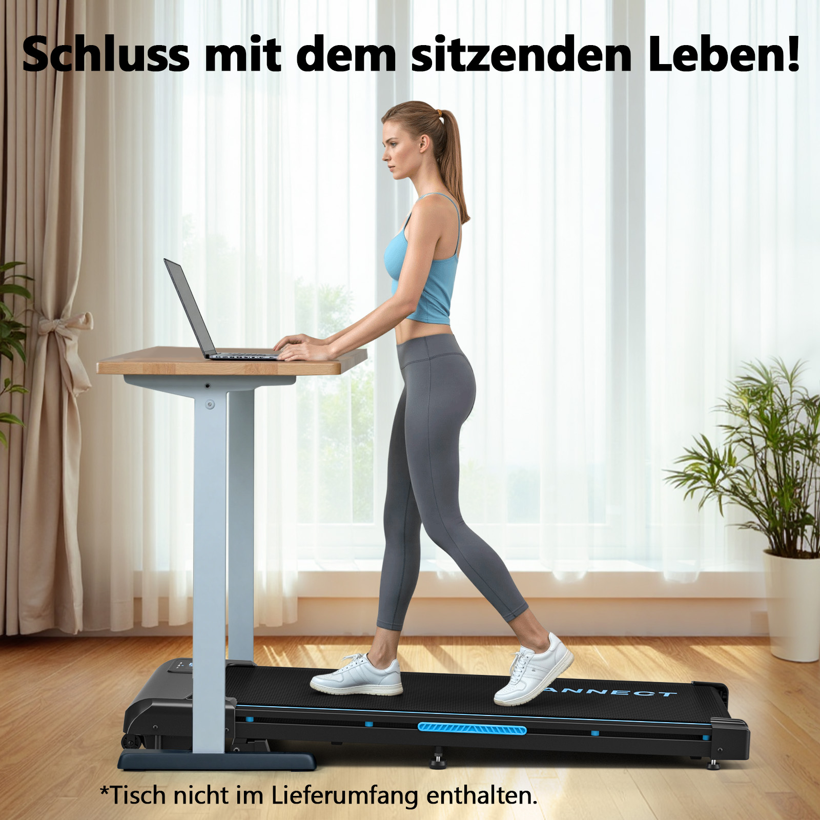 Frau geht auf Laufband, benutzt Laptop an Stehpult. Szene in Innenräumen, nahe Fenster mit Vorhängen und Pflanze.
