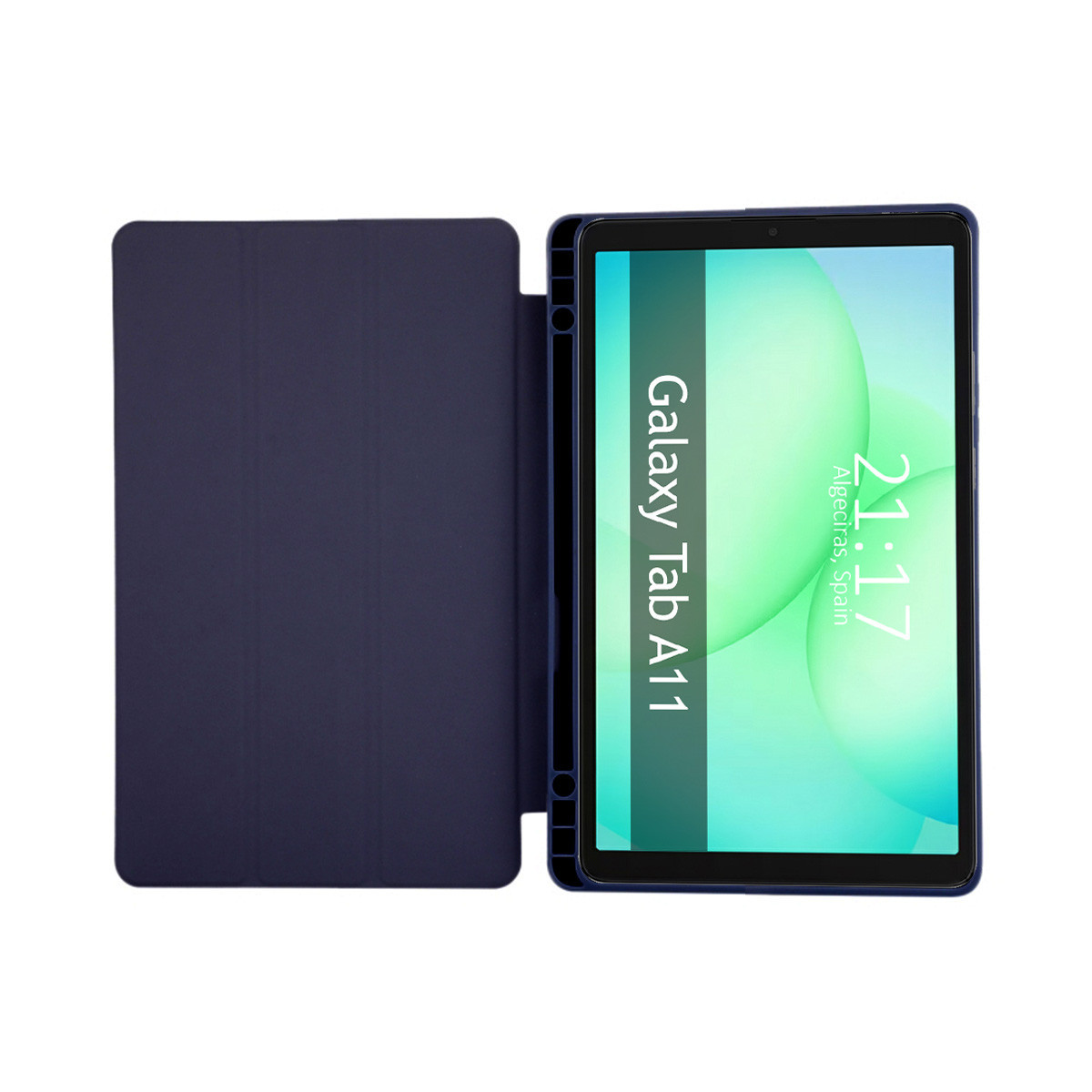 Un tablet Galaxy Tab A11 in una custodia blu navy è aperto. Lo schermo mostra l'ora 21:17 ad Algeciras, Spagna, su sfondo verde.