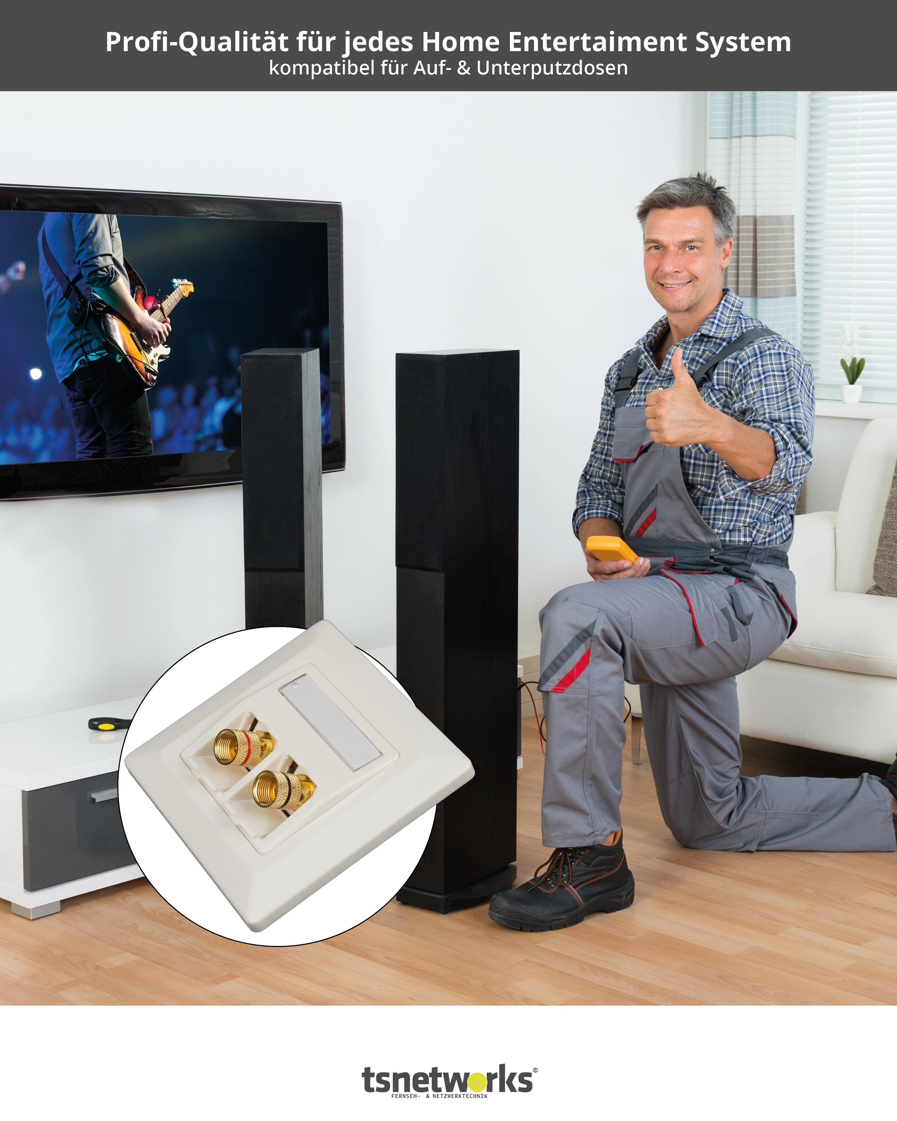 Mann kniet, hält Messgerät, Daumen hoch. Lautsprecher und Fernseher im Hintergrund. Einsatz zeigt weiße Platte.