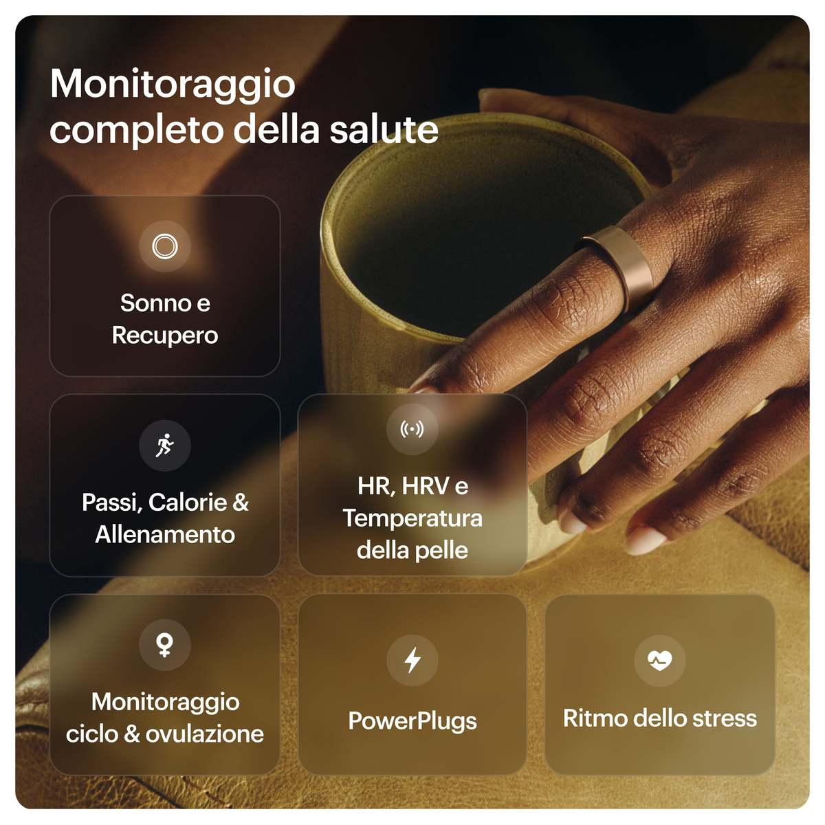 Eine Hand mit einem Ring hält eine Tasse. Das Bild zeigt Gesundheitsüberwachungsoptionen: Schlaf, Schritte, HR, Zyklus, Stress und Leistung.