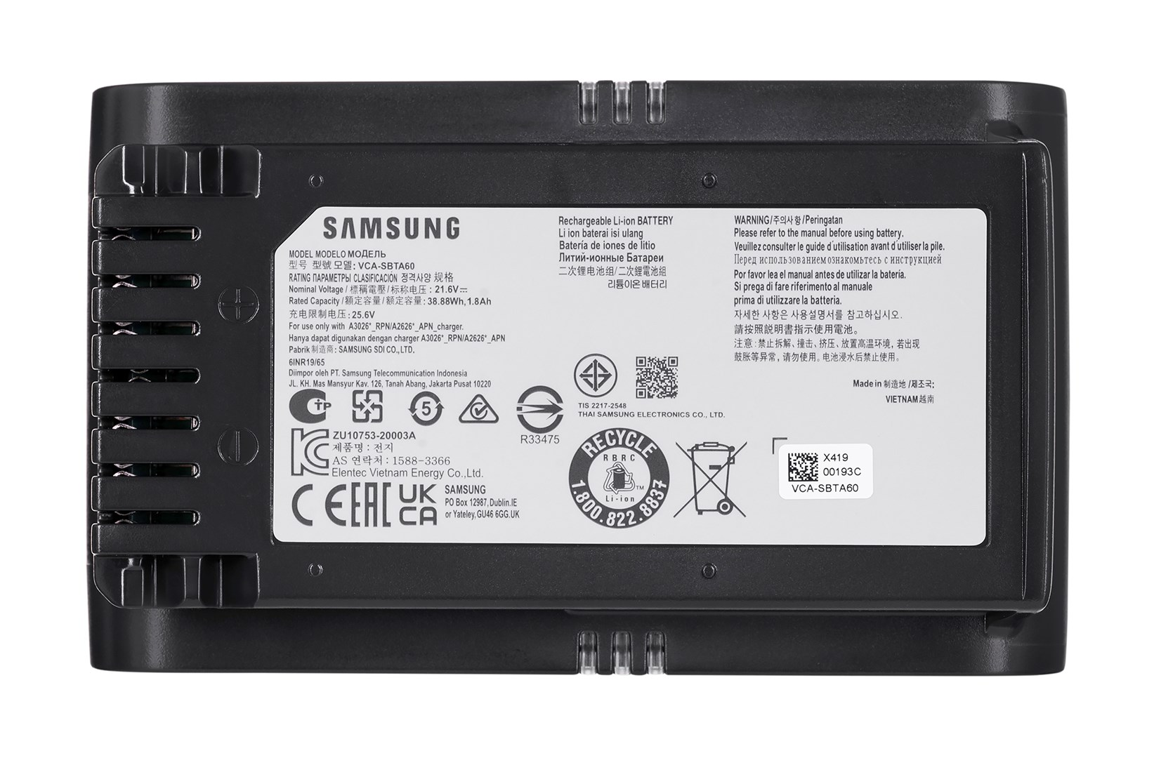 Pakiet baterii Samsung VCA-SBTA60 z etykietami. Zawiera ostrzeżenia, specyfikacje i symbole recyklingu. Czarna plastikowa obudowa.