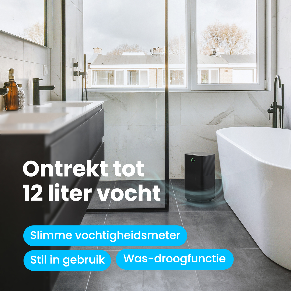 Moderne badkamer met zwarte ontvochtiger, witte badkuip en Nederlandse tekst: 'Verwijdert tot 12 liter vocht'.