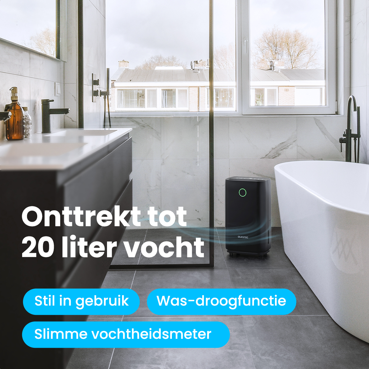 Een badkamer met een zwarte luchtontvochtiger, een wit bad en een wastafel. Tekst zegt: 'Verwijdert tot 20 liter vocht' en kenmerken.