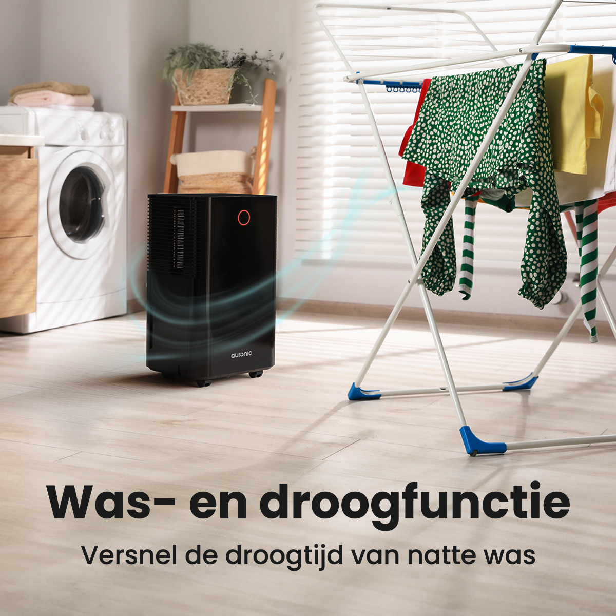 Een zwarte luchtontvochtiger in een wasruimte, die kleding droogt op een rek, in de buurt van een wasmachine en een houten kast.