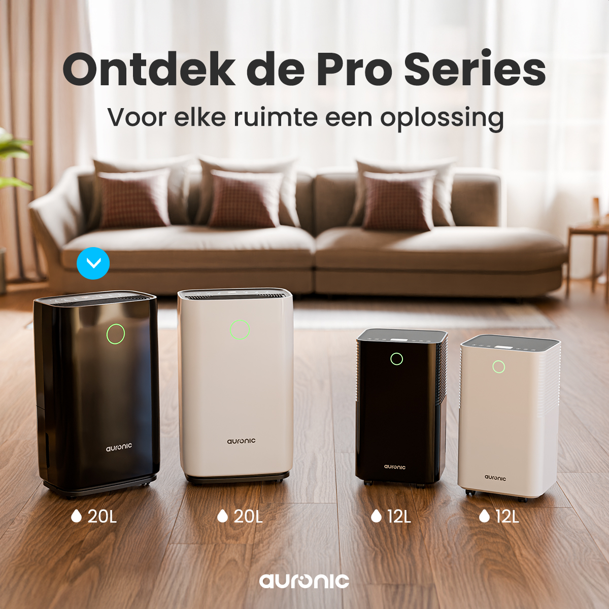 De afbeelding toont vier luchtreinigers in een woonkamer, met een bank op de achtergrond. Elke luchtreiniger heeft een andere grootte.