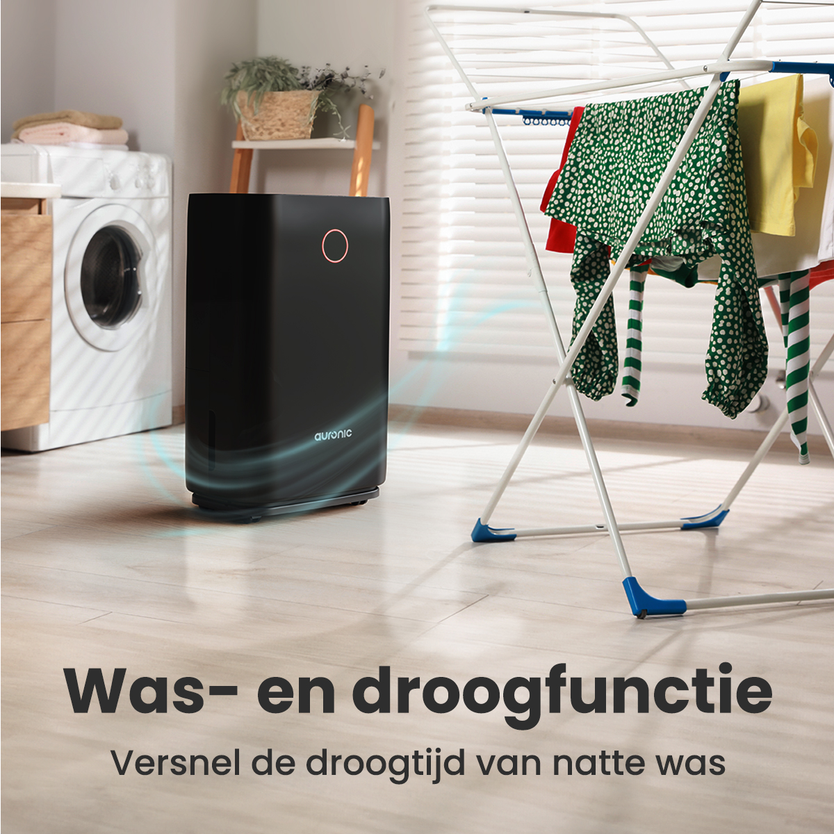 Een zwarte luchtontvochtiger met kleding die droogt op een rek. Een wasmachine is zichtbaar op de achtergrond. Tekst zegt 'Was- en droogfunctie'.