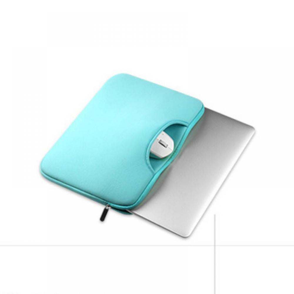 Ein Laptop teilweise in einer tealfarbenen Laptoptasche. Eine weiße Maus befindet sich in der Tasche. Der Hintergrund ist weiß.