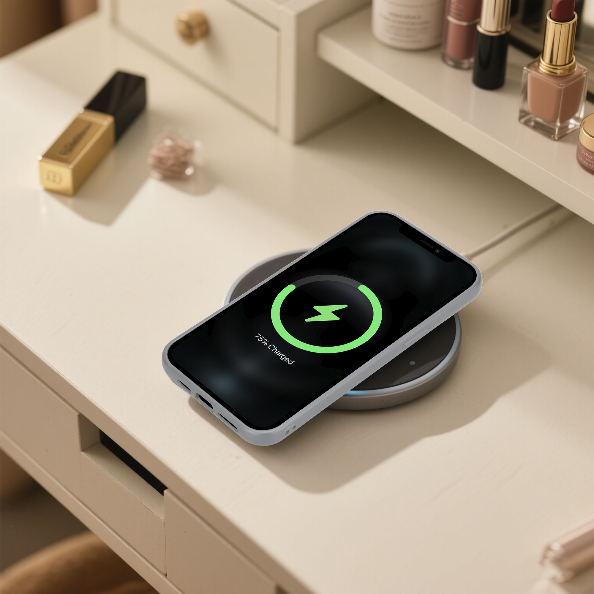 Telefon wird auf einem kabellosen Ladegerät aufgeladen. Das Telefon zeigt 75 % geladen an. Make-up-Artikel befinden sich im Hintergrund.