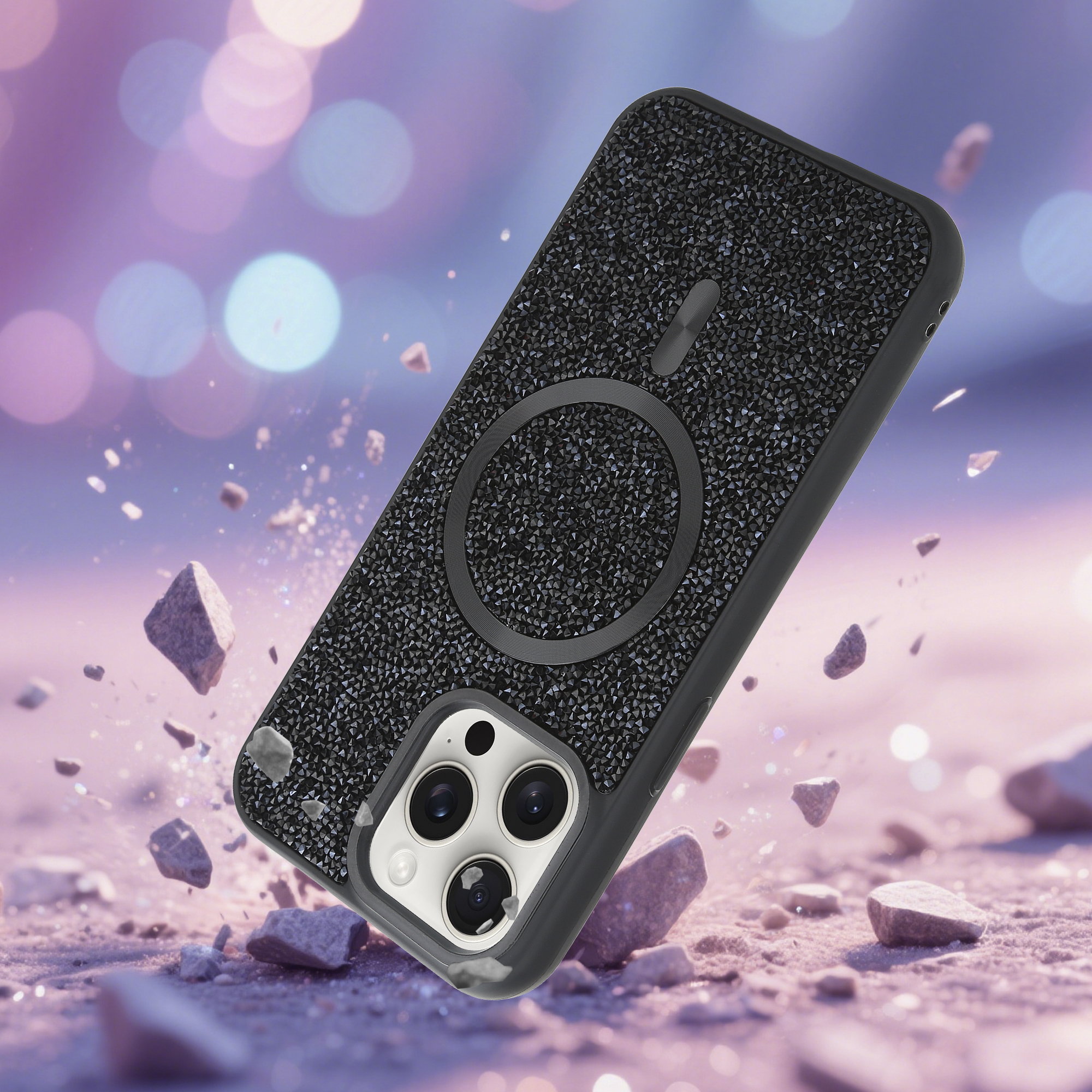 Schwarze Telefonhülle mit Kristallen, die über einer Oberfläche mit Felsen schwebt. Der Hintergrund hat verschwommene rosa und lila Lichter.