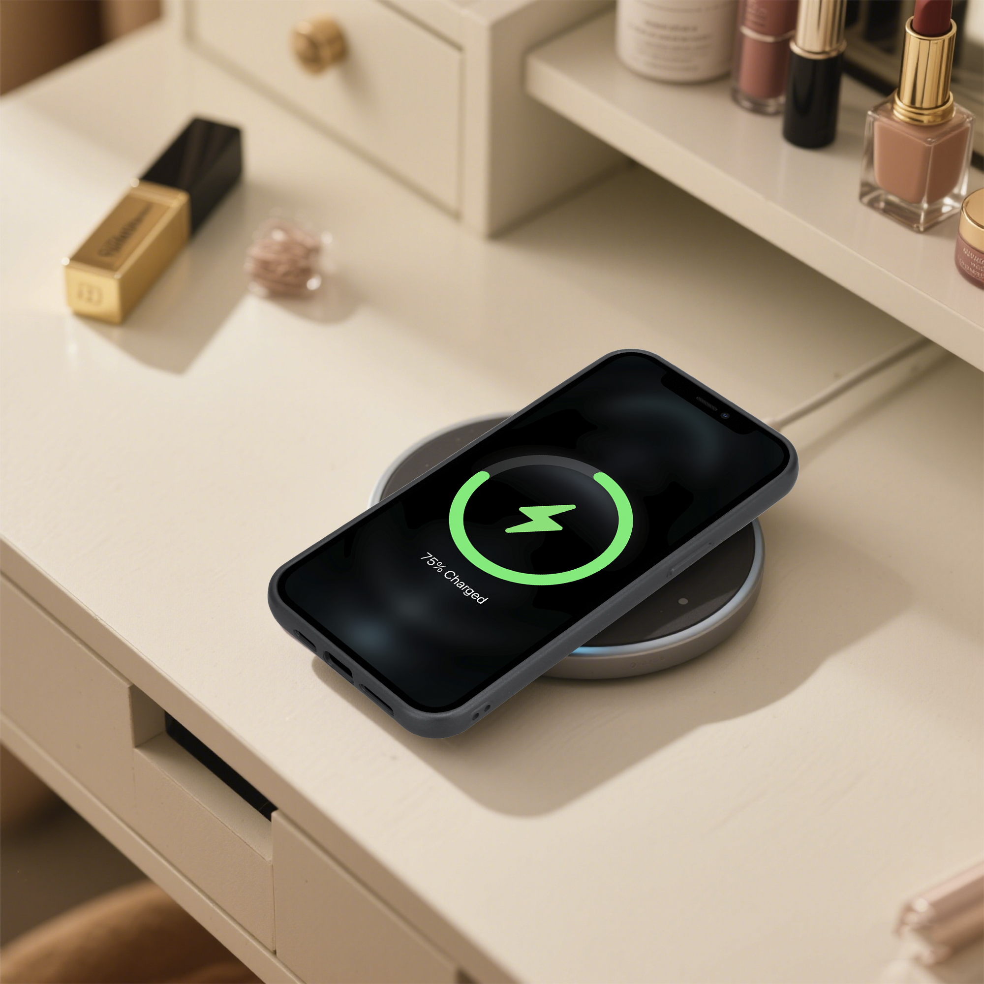 Ein Telefon, das auf einem kabellosen Ladegerät auf einem Schminktisch mit Make-up-Artikeln geladen wird. Das Telefon zeigt 75 % geladen an.
