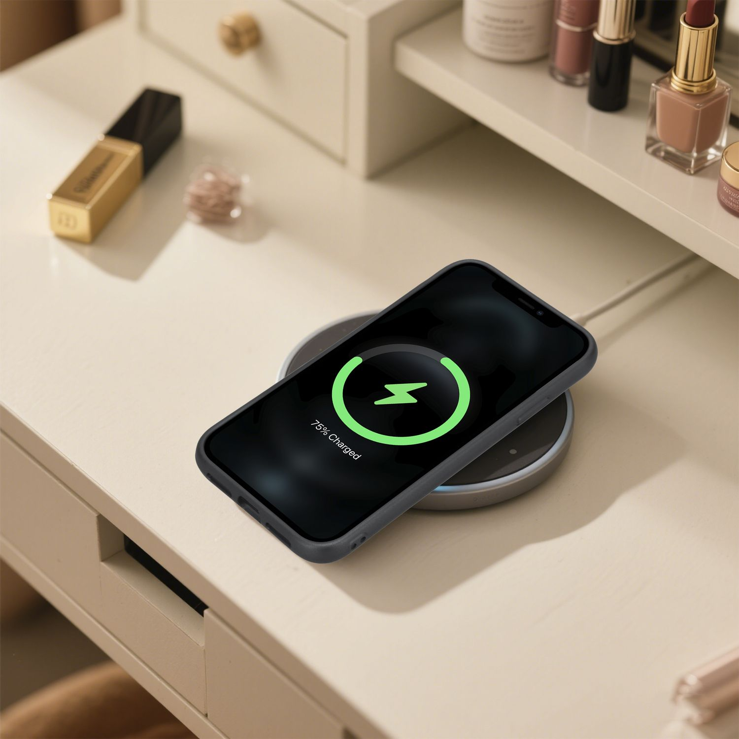 Ein Telefon, das auf einem kabellosen Ladegerät auf einem Schminktisch mit Make-up-Artikeln geladen wird. Das Telefon zeigt ein Ladesymbol und 75 % geladen.