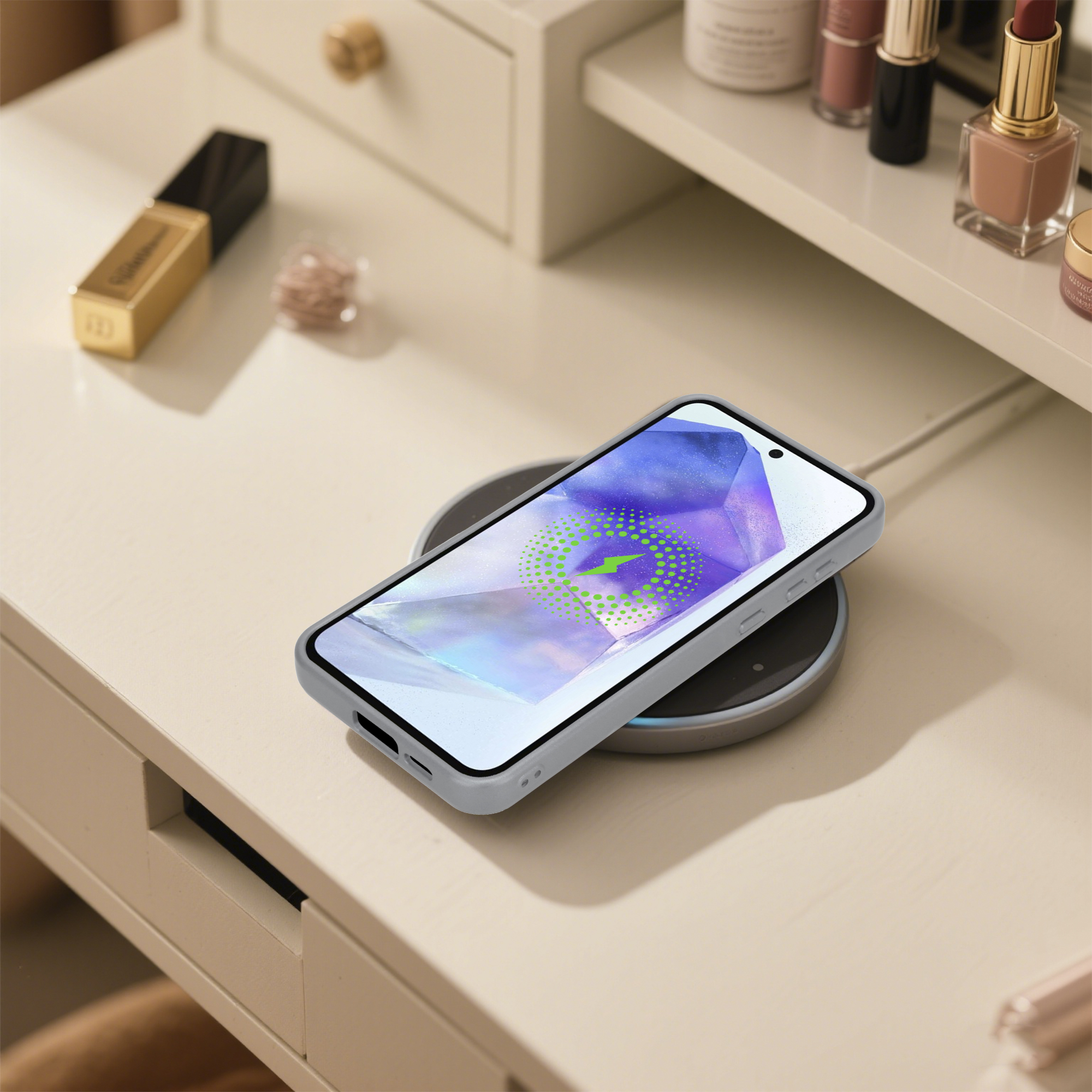 Ein Telefon wird auf einem kabellosen Ladegerät aufgeladen. Make-up-Artikel stehen auf dem Regal und dem Tisch. Der Telefonbildschirm zeigt ein Ladesymbol.