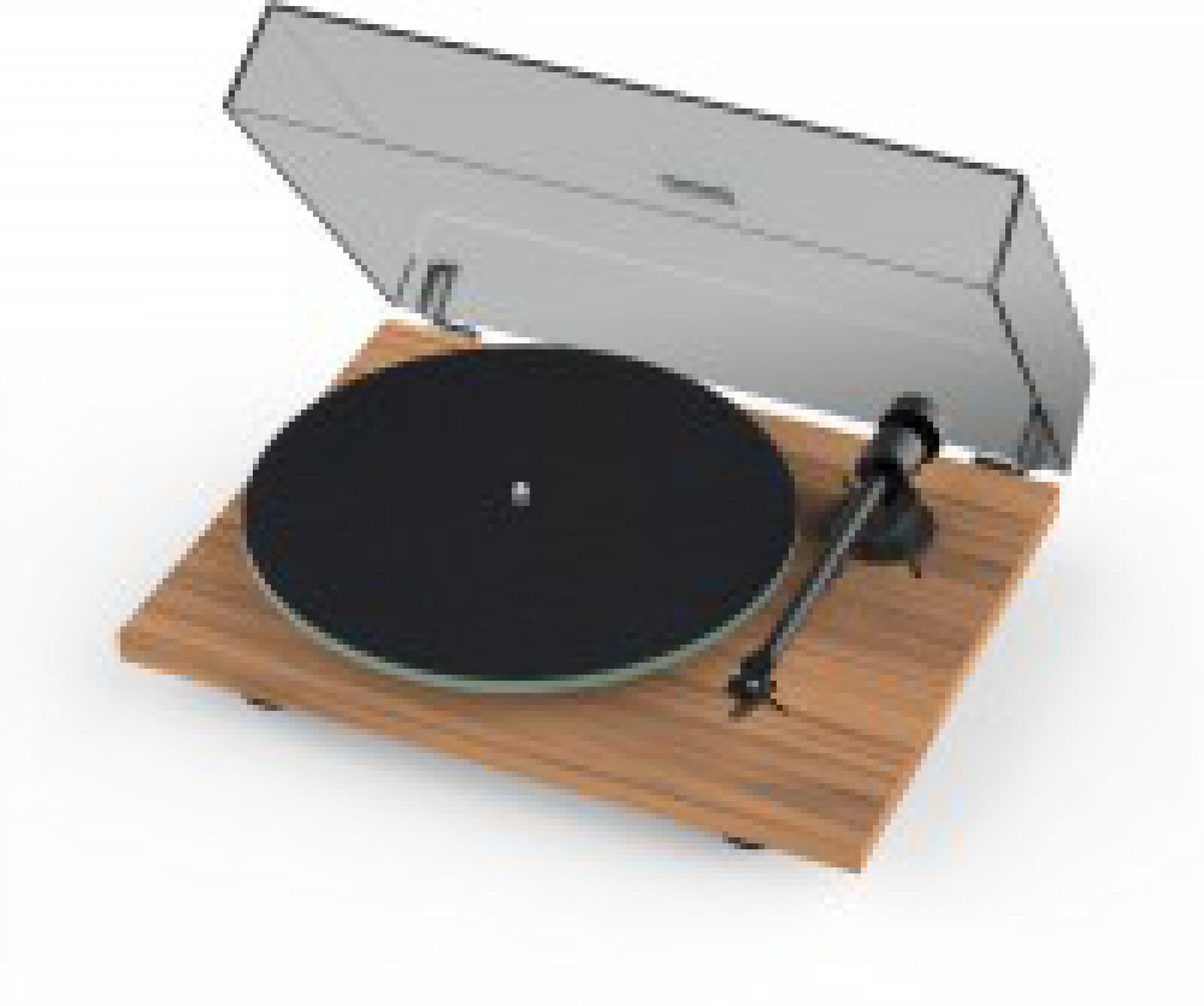 Een platenspeler met een zwarte plaat op een houten basis. Het heeft een transparante plastic hoes en een toonarm.