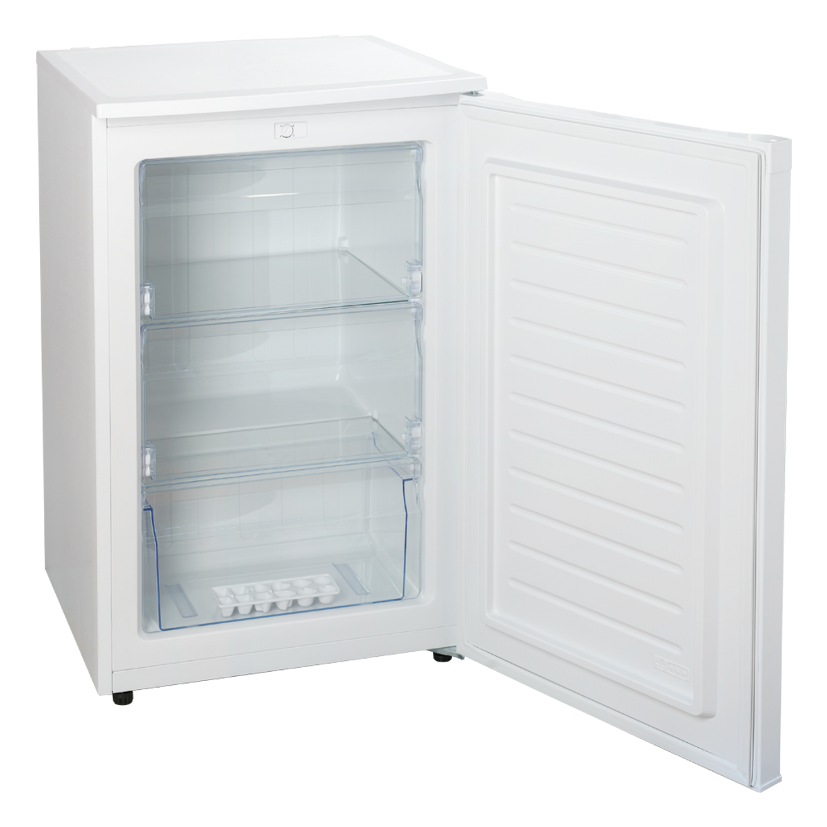 Congelador blanco con puerta abierta. En el interior hay estantes y cajones. Es visible una cubitera. El fondo es negro.