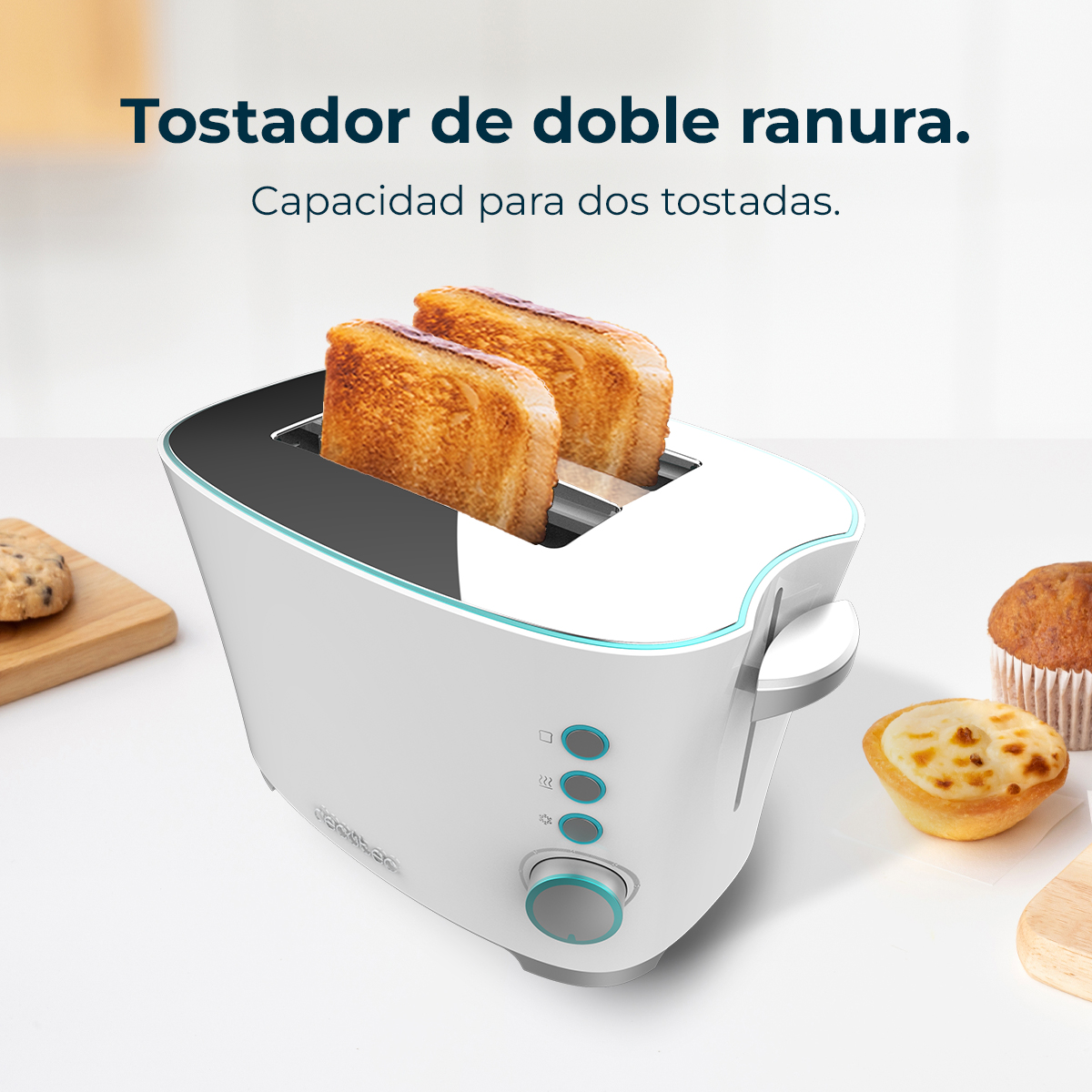 Un tostapane bianco con due fette di pane tostato. Ci sono muffin e biscotti sullo sfondo.