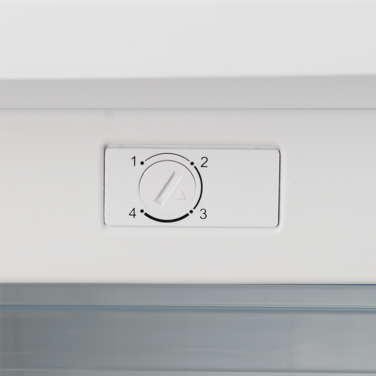 Primer plano del panel de control de un refrigerador blanco con un dial numerado del 1 al 4. Una flecha blanca indica el ajuste actual.