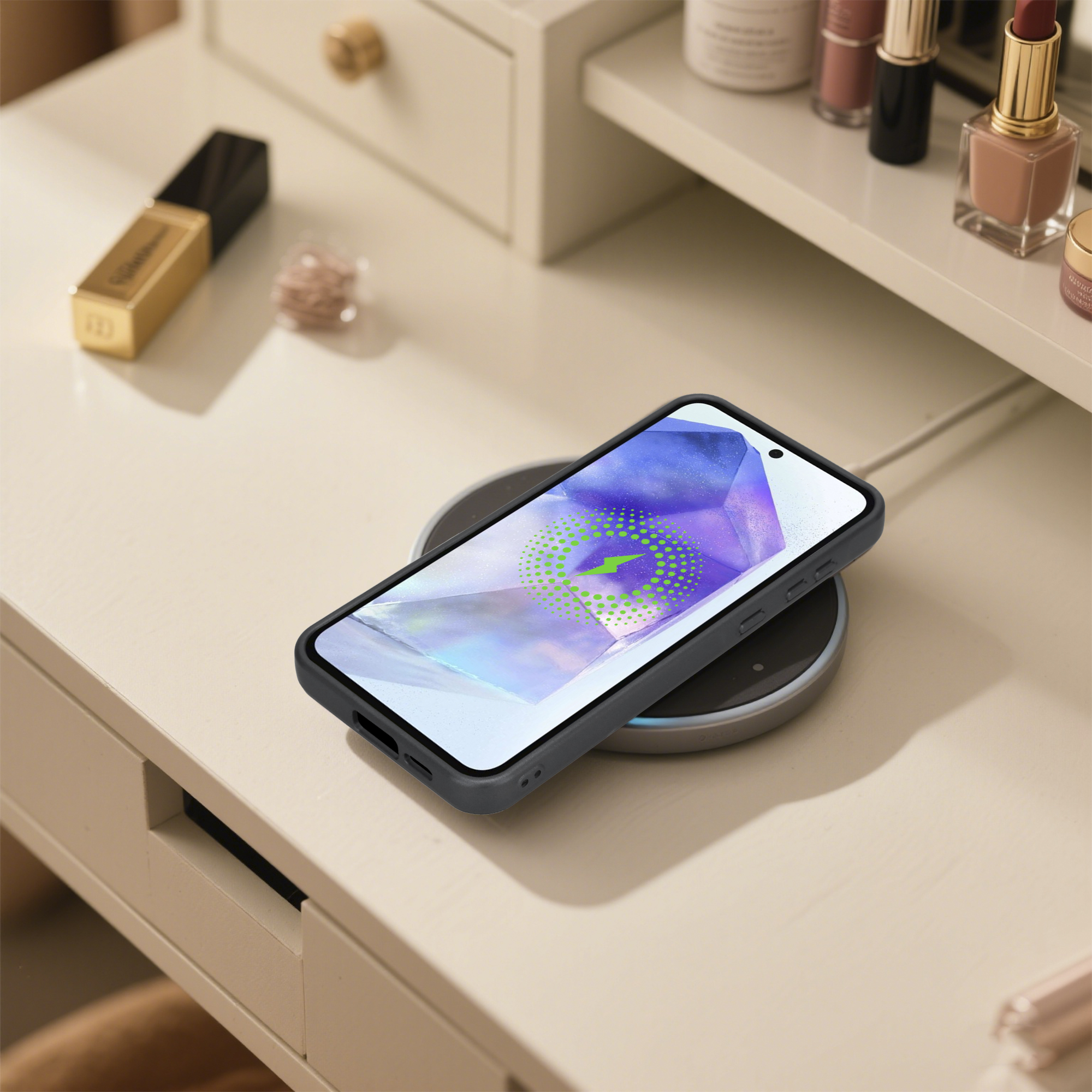 Ein Telefon, das drahtlos auf einem Schreibtisch aufgeladen wird. Lippenstift und andere Make-up-Artikel sind im Hintergrund sichtbar.