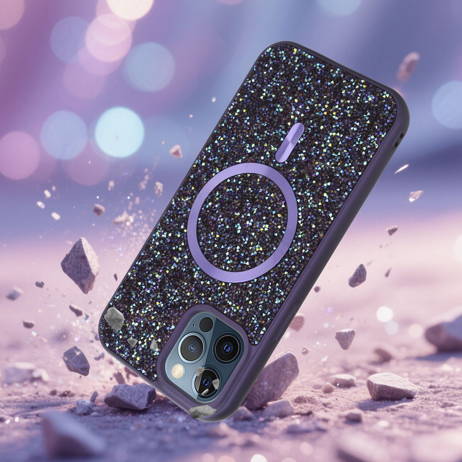 Eine Handyhülle mit glitzernder Oberfläche und einem lila Kreisdesign, umgeben von fallenden Steinen, mit Bokeh-Hintergrund.