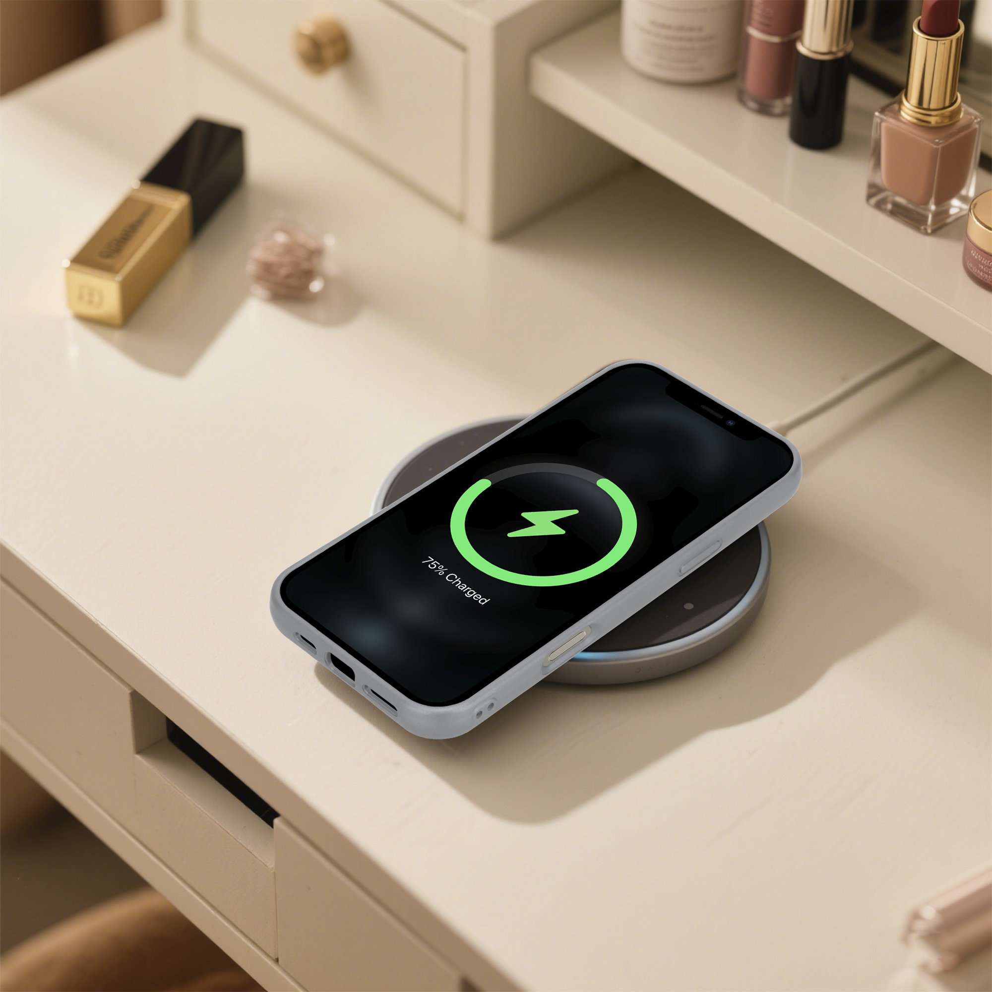 Ein Telefon, das drahtlos auf einem Schreibtisch aufgeladen wird. Der Telefonbildschirm zeigt 75 % geladen an. Make-up-Artikel sind im Hintergrund sichtbar.