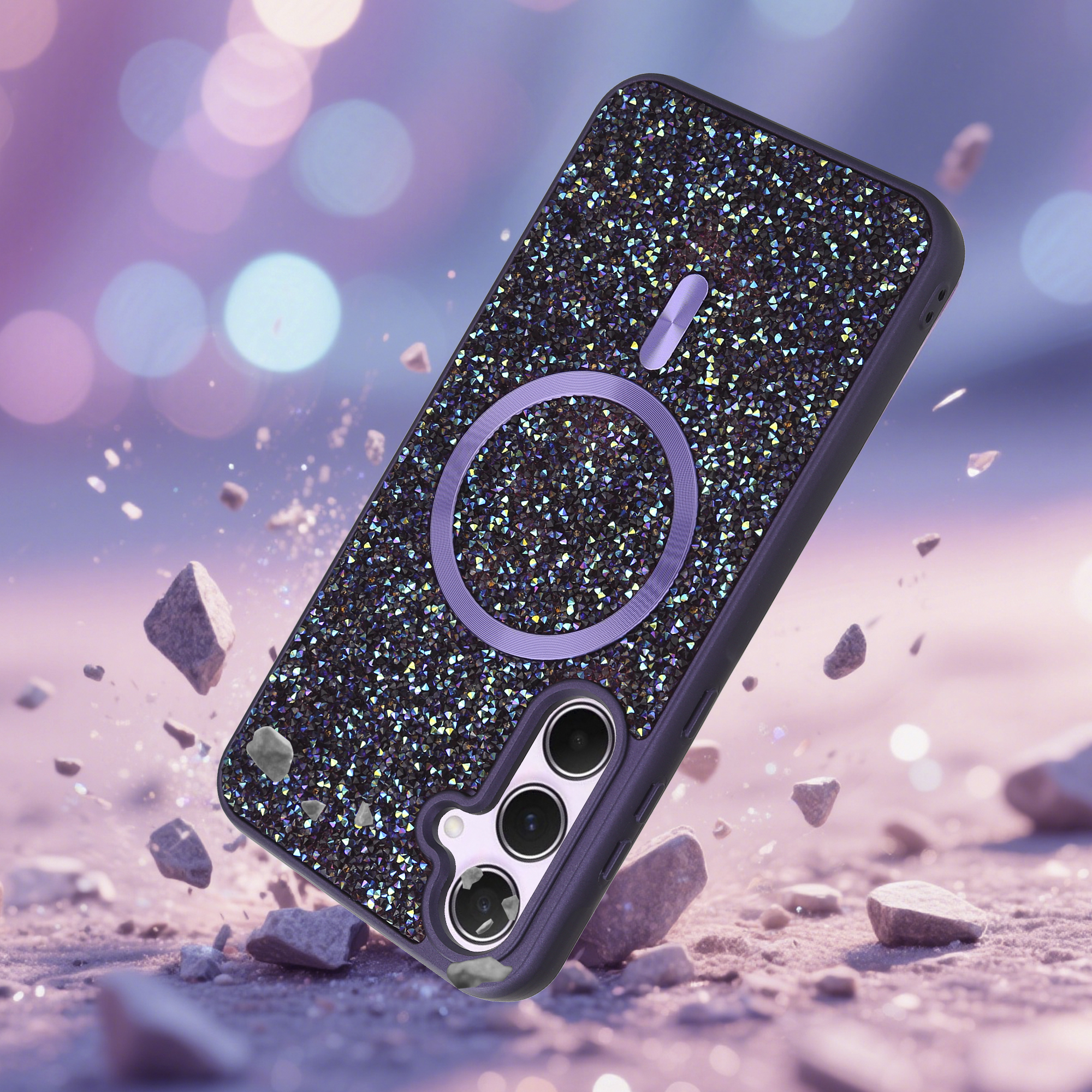 Eine Handyhülle mit glitzernder Oberfläche schwebt in der Luft. Der Hintergrund hat Bokeh-Lichter und Steine.