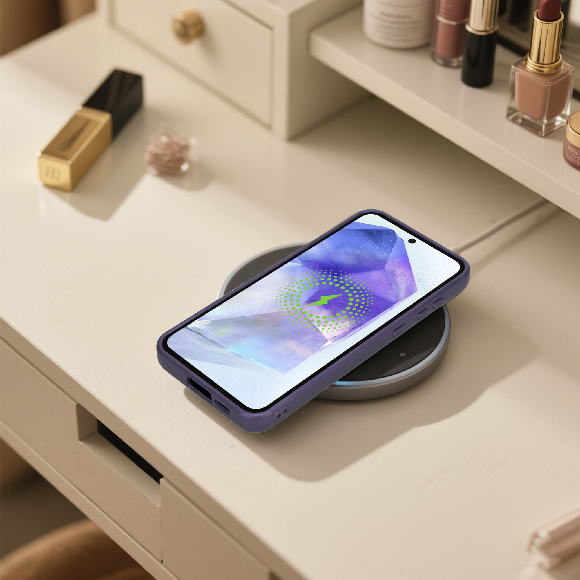 Ein Telefon in einer lila Hülle wird auf einem kabellosen Ladegerät aufgeladen. Make-up-Artikel und eine Schublade befinden sich im Hintergrund.