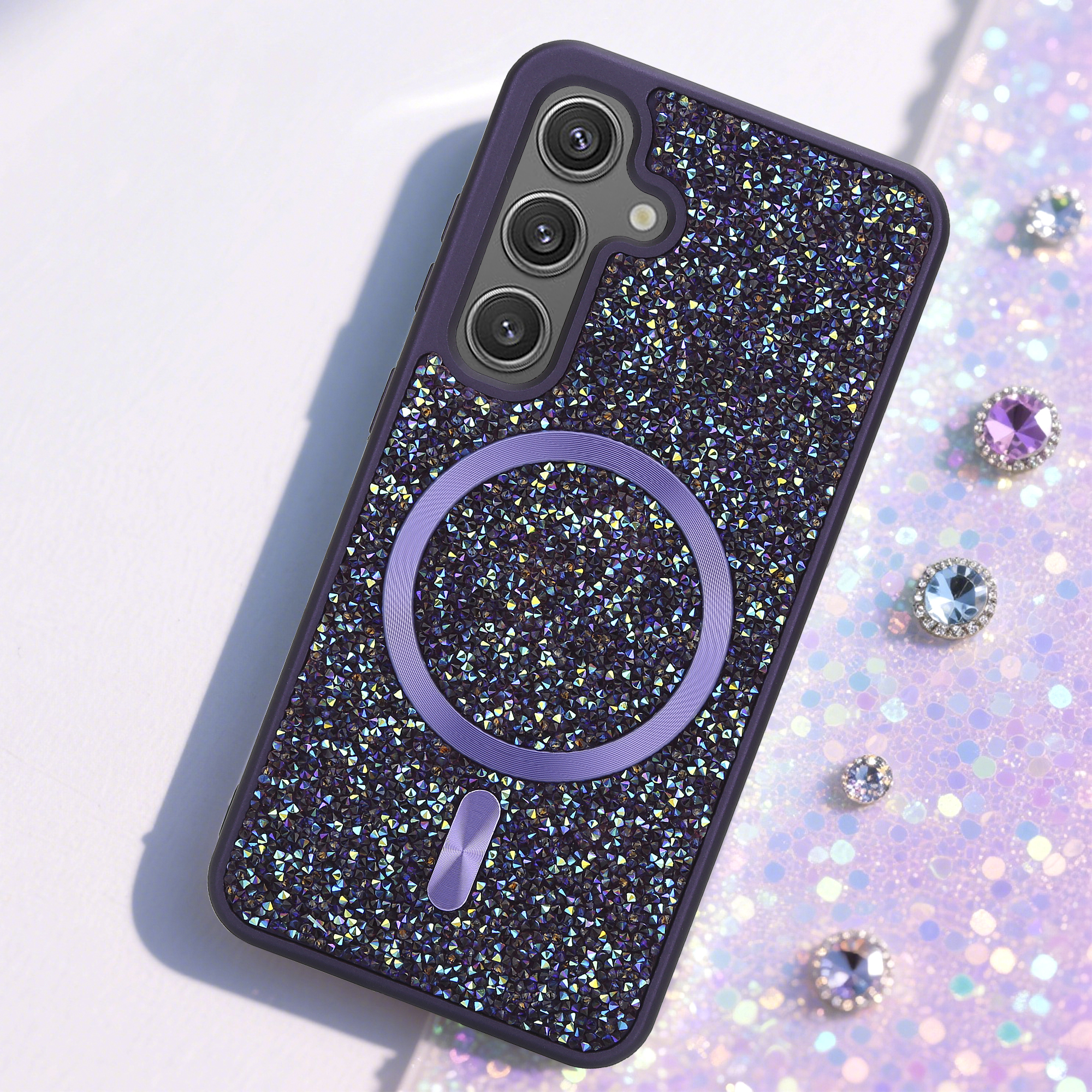 Ein mit Schmucksteinen besetztes lilafarbenes Handycase mit Kameramodul. Glitzernde Edelsteine auf dem Case. Hintergrund hat Edelsteine und eine glitzernde Oberfläche.